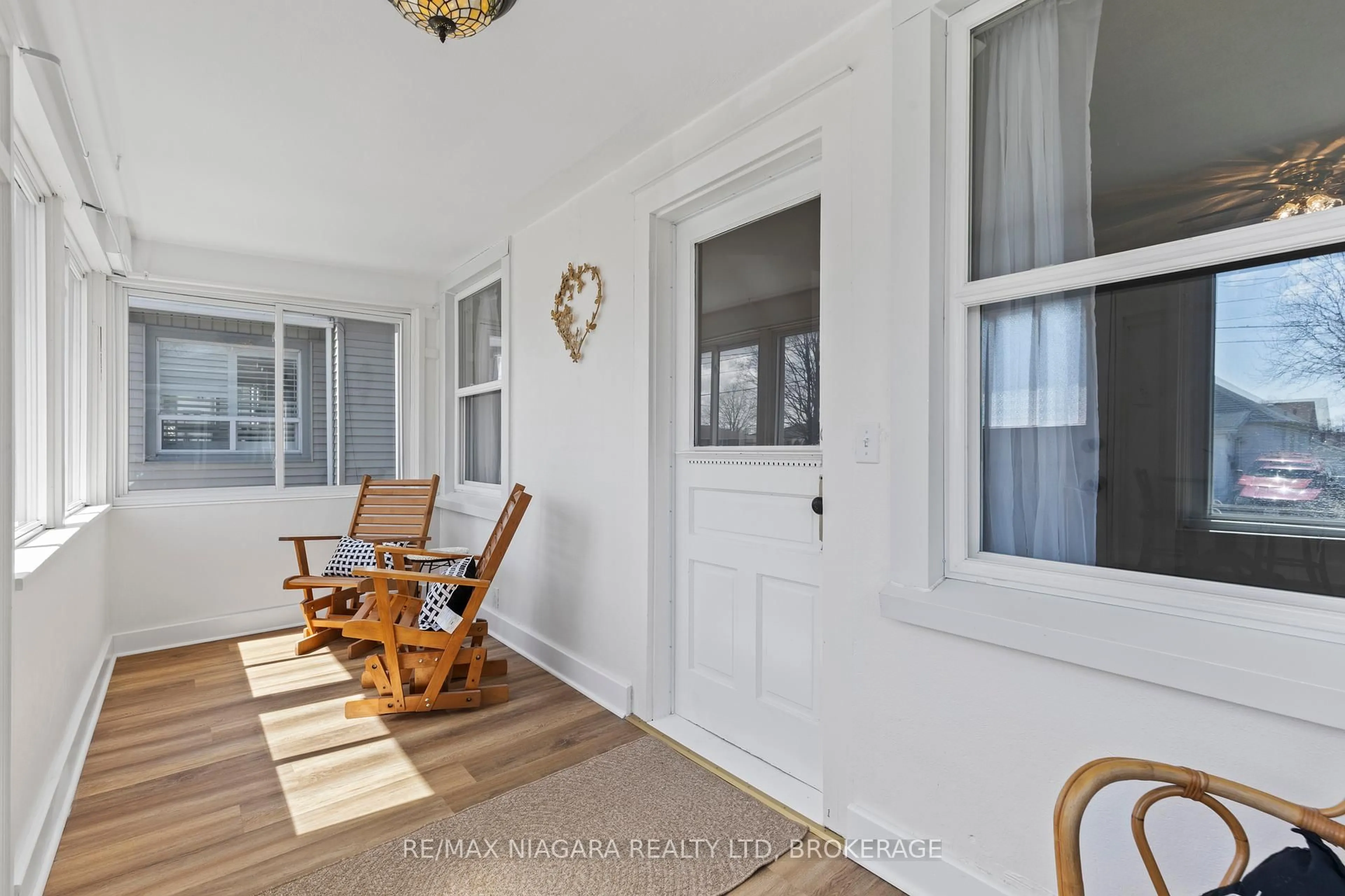 Indoor entryway for 28 ANN St, Thorold Ontario L2V 2J5