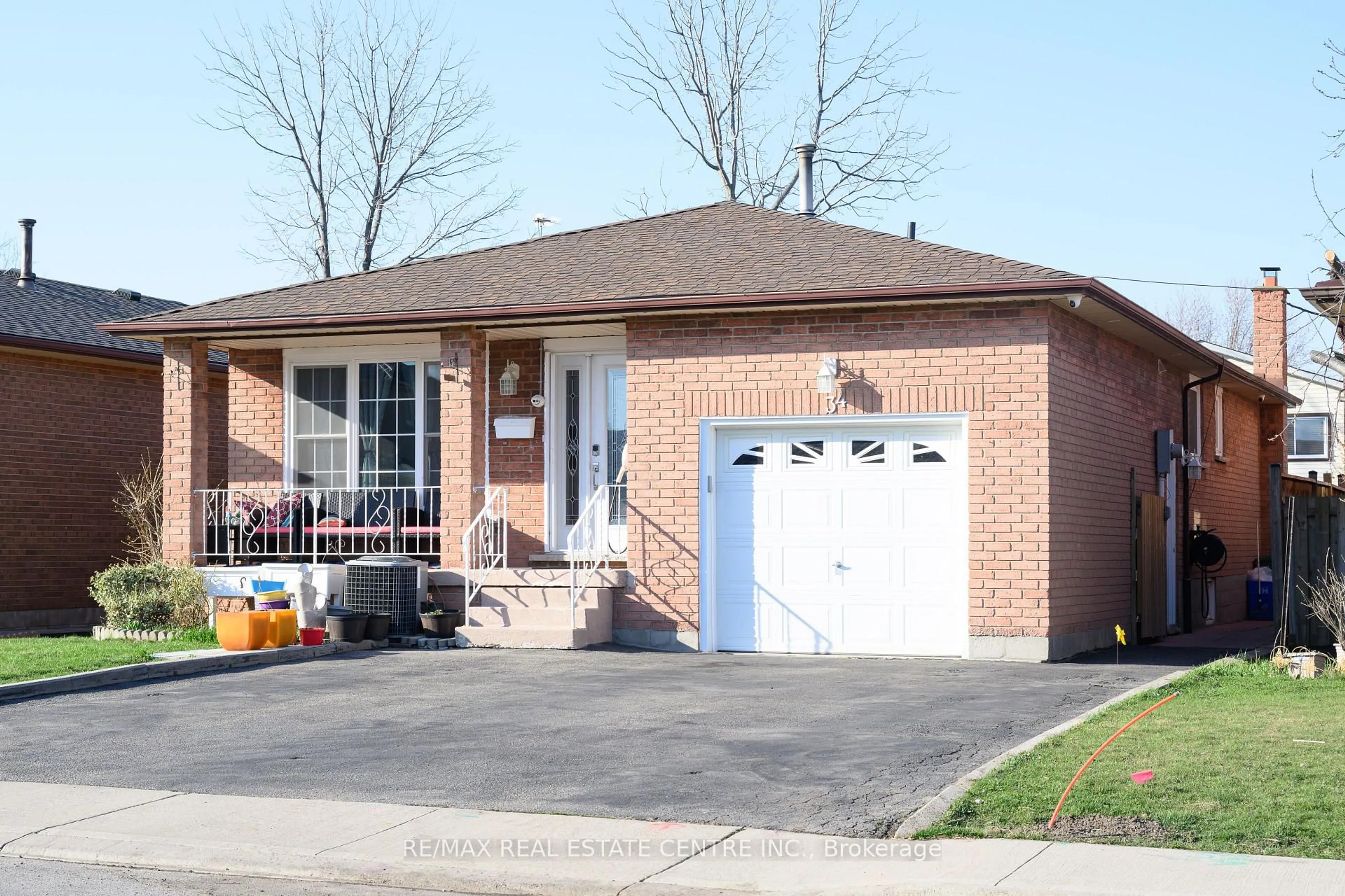 Home with brick exterior material, street for 34 SKYVIEW Dr, Hamilton Ontario L9B 1X5