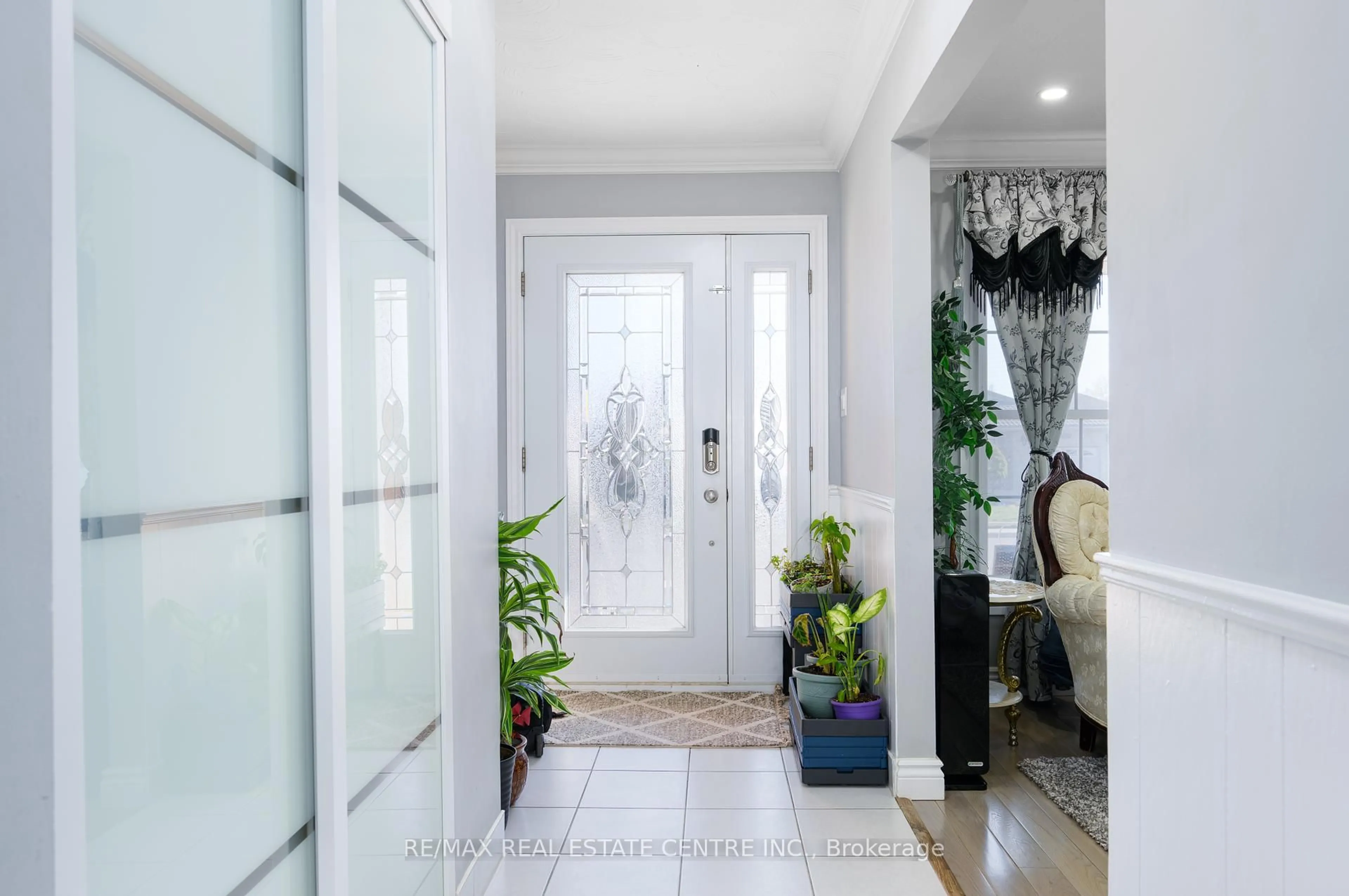 Indoor entryway for 34 SKYVIEW Dr, Hamilton Ontario L9B 1X5