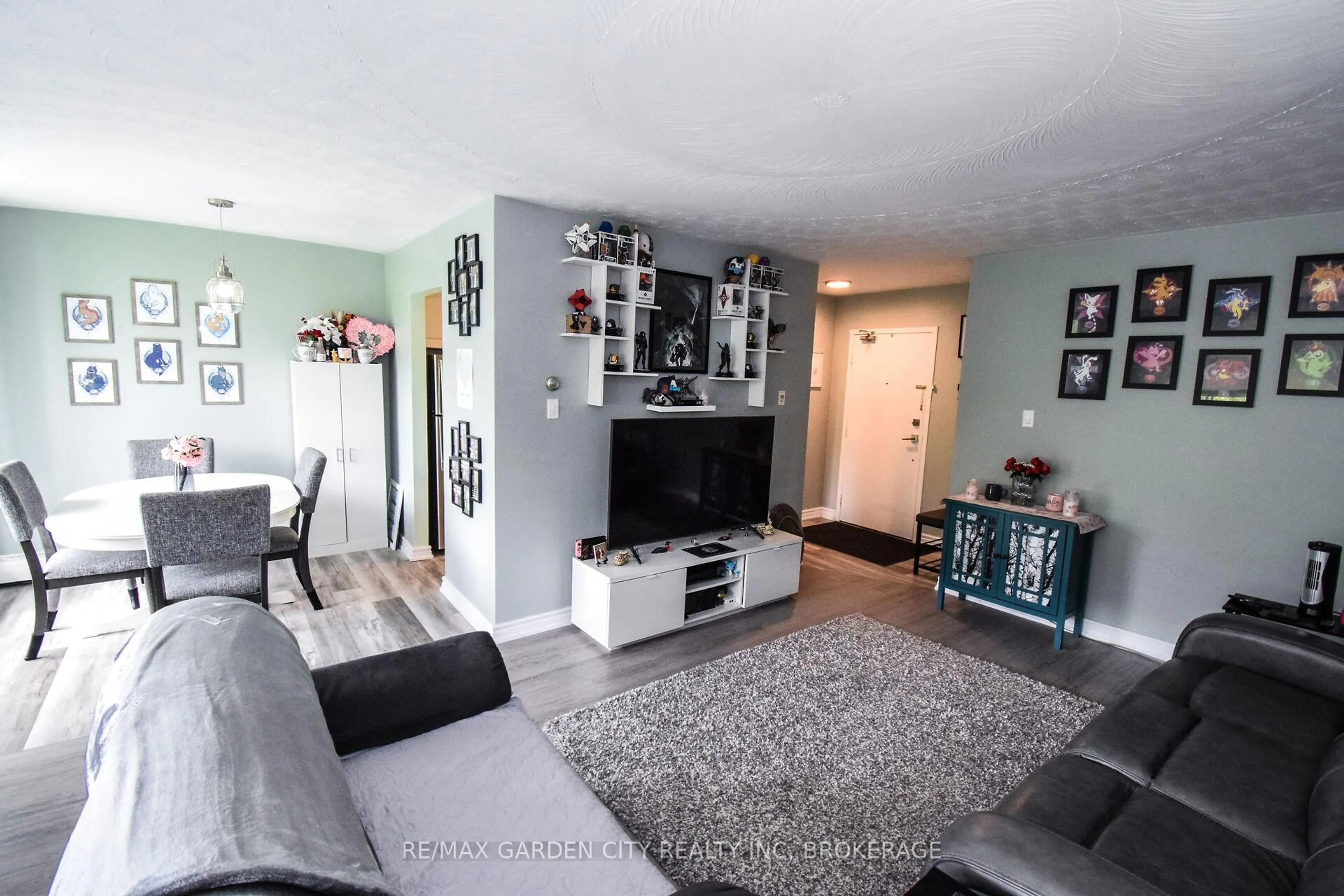 Living room with furniture, unknown for 359 GENEVA St #811, St. Catharines Ontario L2N 2G5