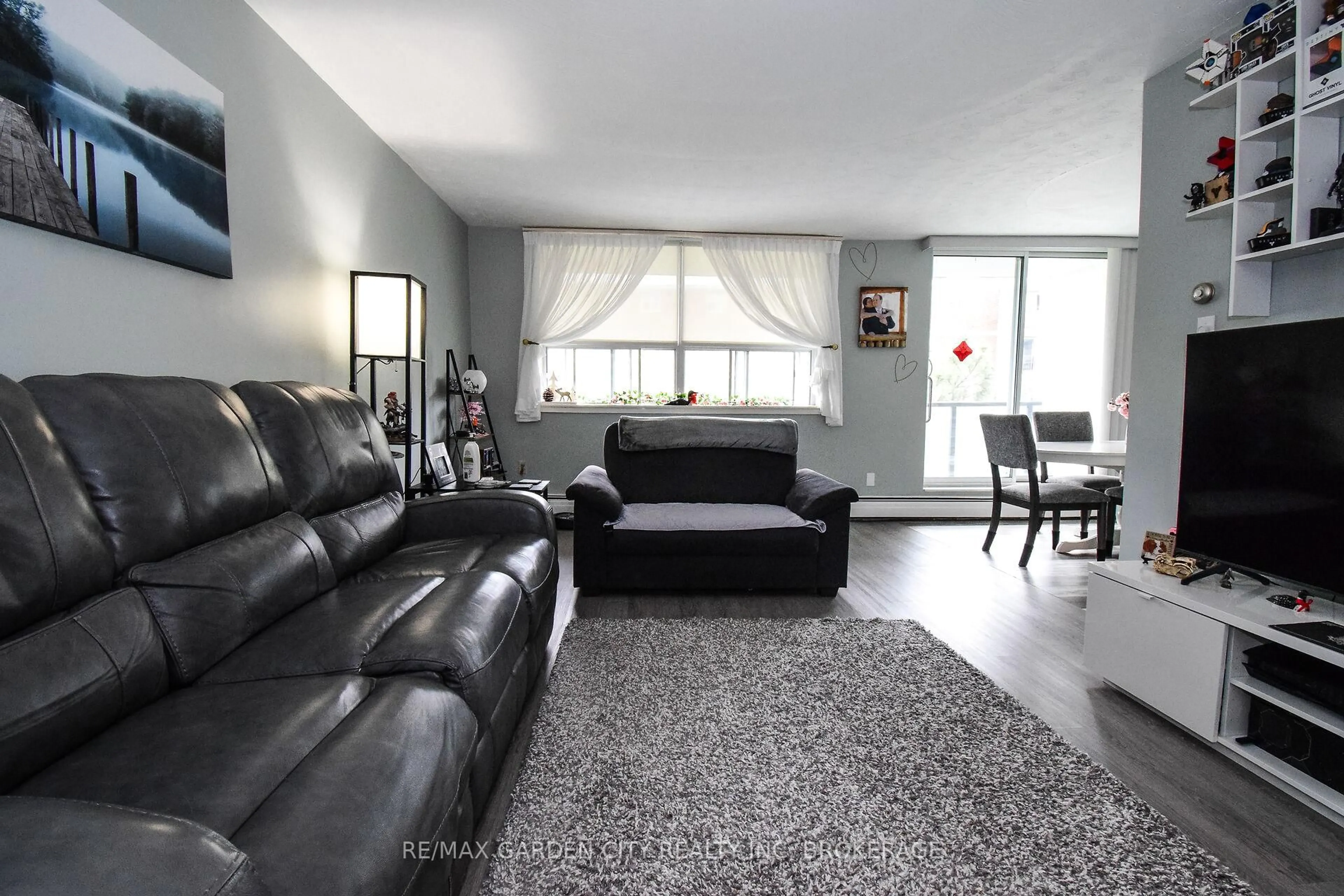 Living room with furniture, unknown for 359 GENEVA St #811, St. Catharines Ontario L2N 2G5