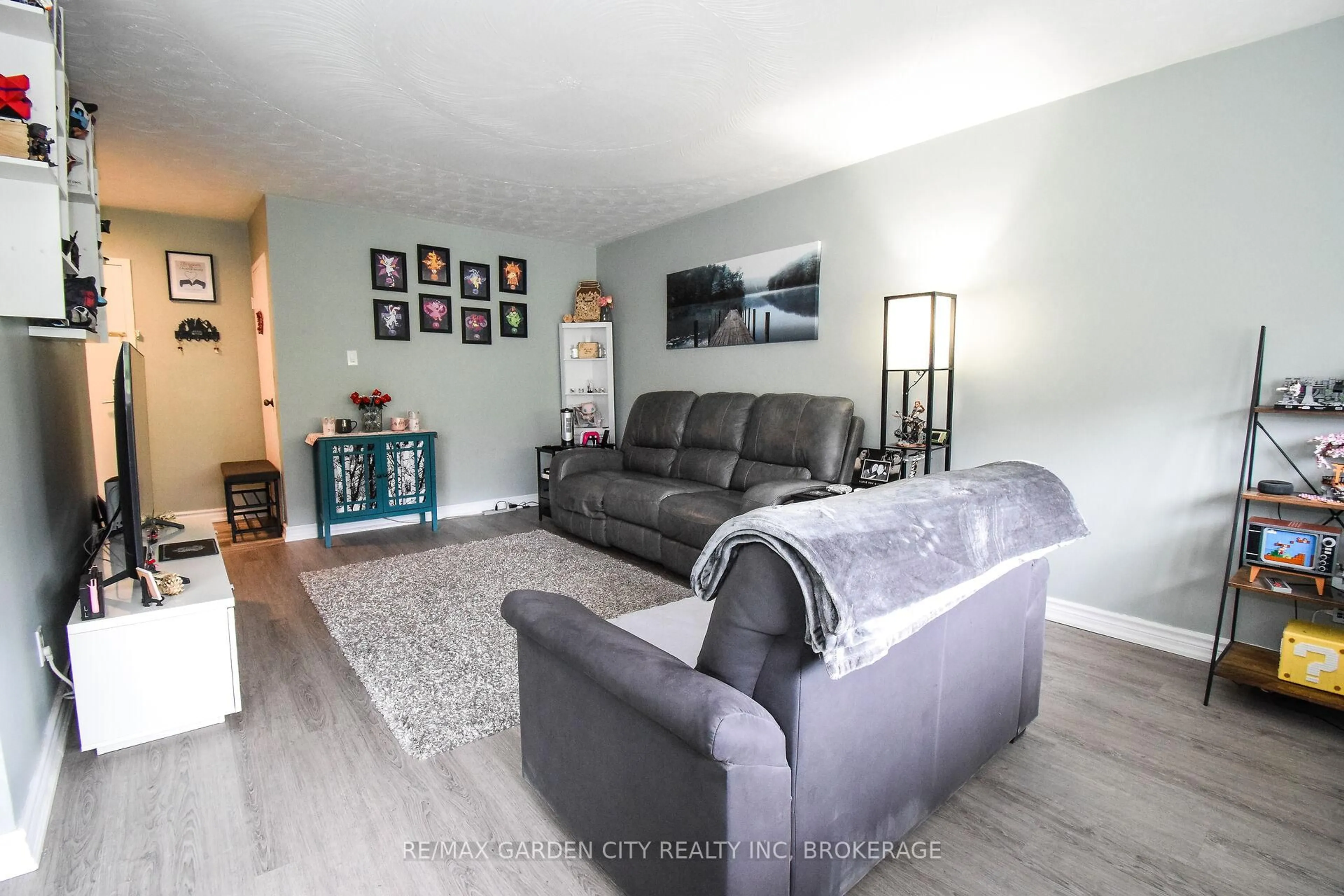 Living room with furniture, unknown for 359 GENEVA St #811, St. Catharines Ontario L2N 2G5