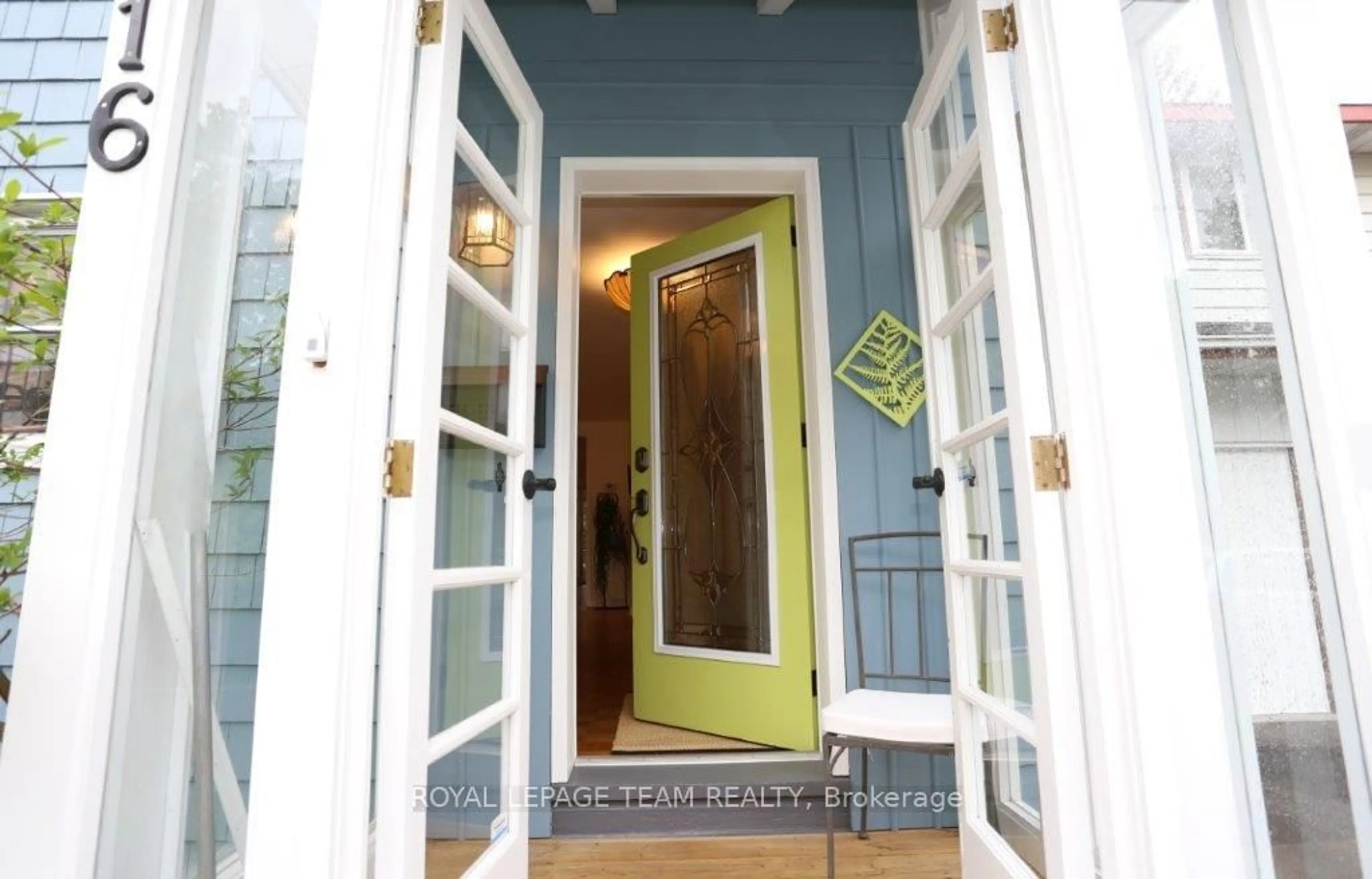 Indoor entryway for 16 Gwynne Ave, Ottawa Ontario K1Y 1W9