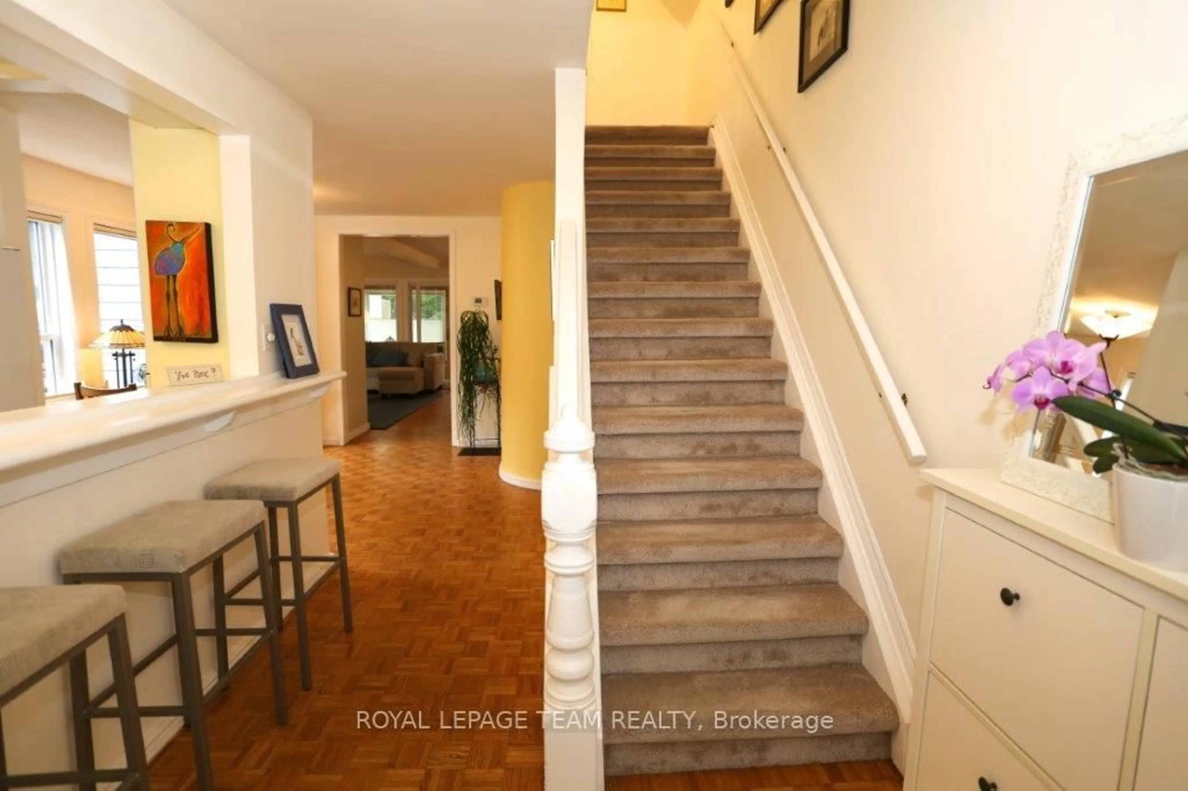 Indoor foyer for 16 Gwynne Ave, Ottawa Ontario K1Y 1W9