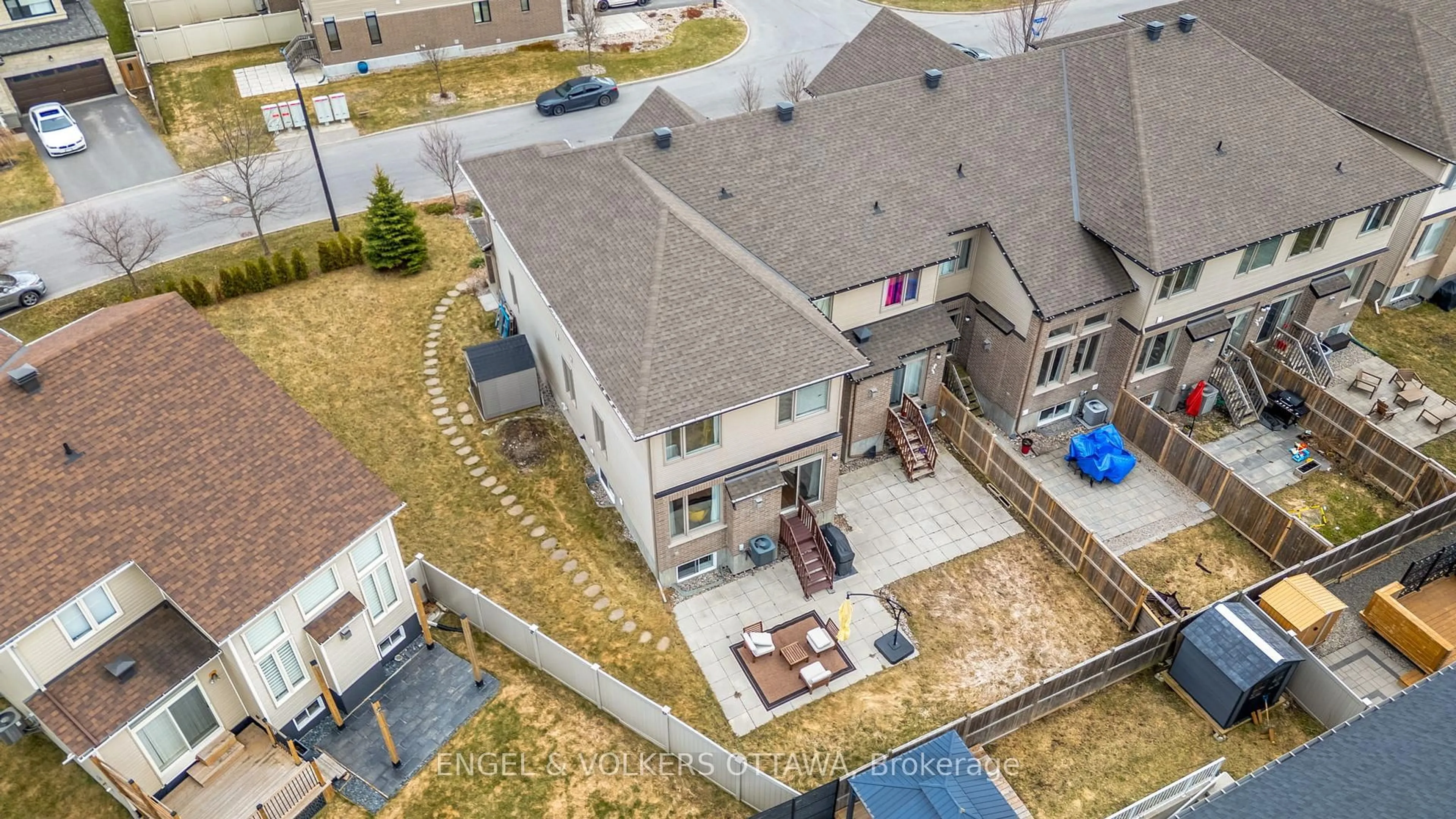 A pic from outside/outdoor area/front of a property/back of a property/a pic from drone, unknown for 317 Ardmore St, Ottawa Ontario K4M 0E2