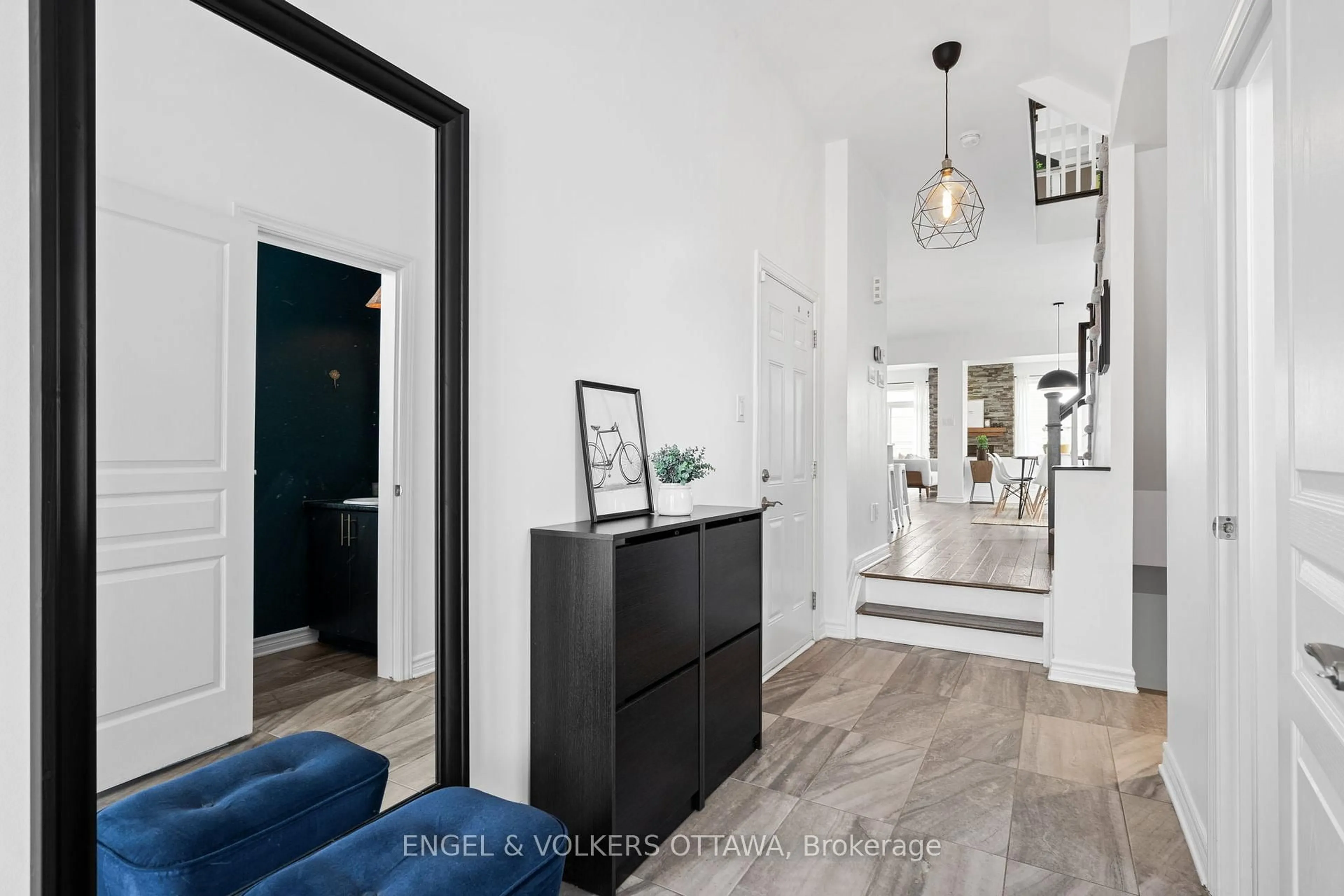 Indoor entryway for 317 Ardmore St, Ottawa Ontario K4M 0E2