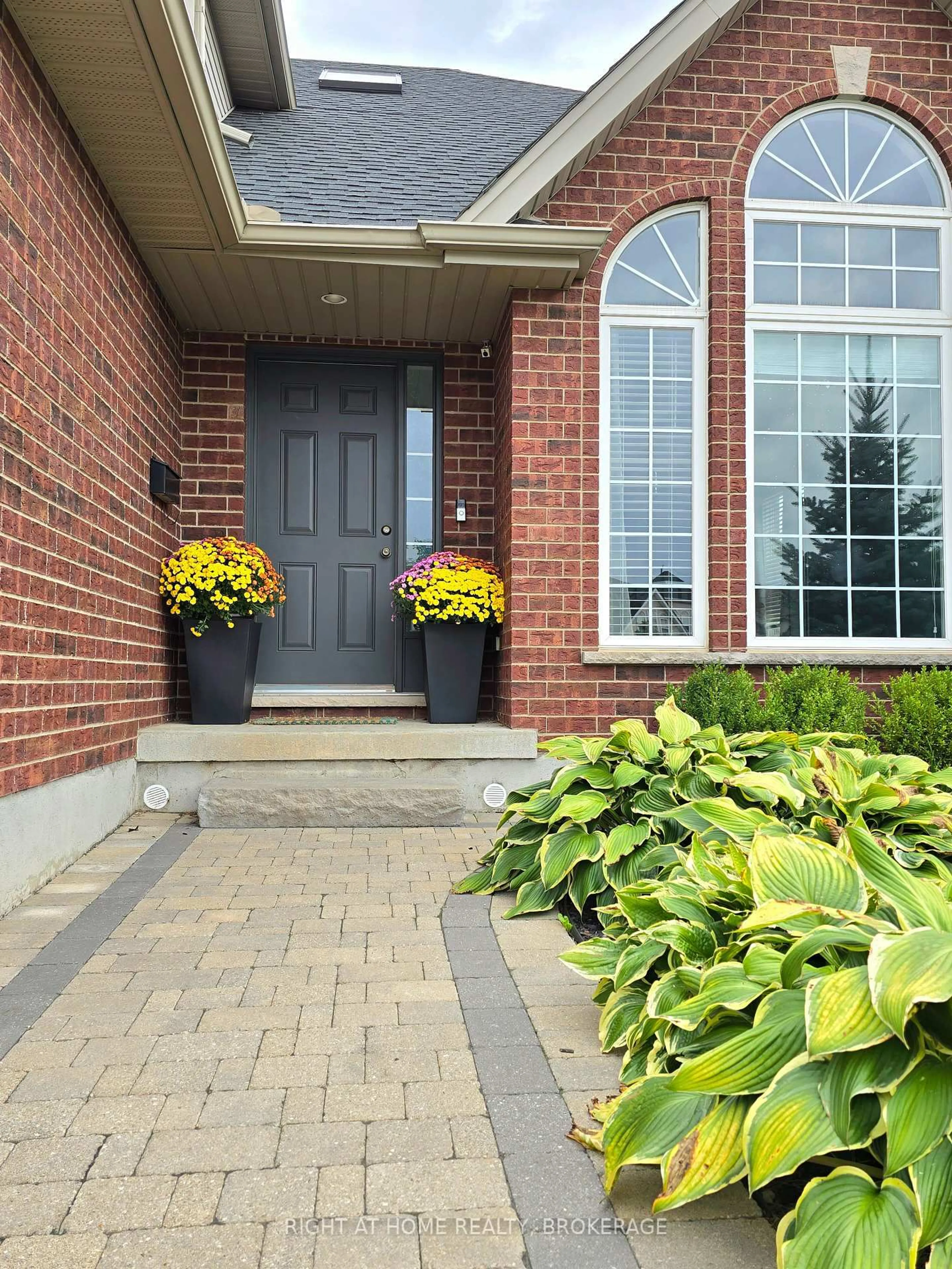 Home with brick exterior material, street for 520 Pine Hollow Crt, Kitchener Ontario N2R 1T3