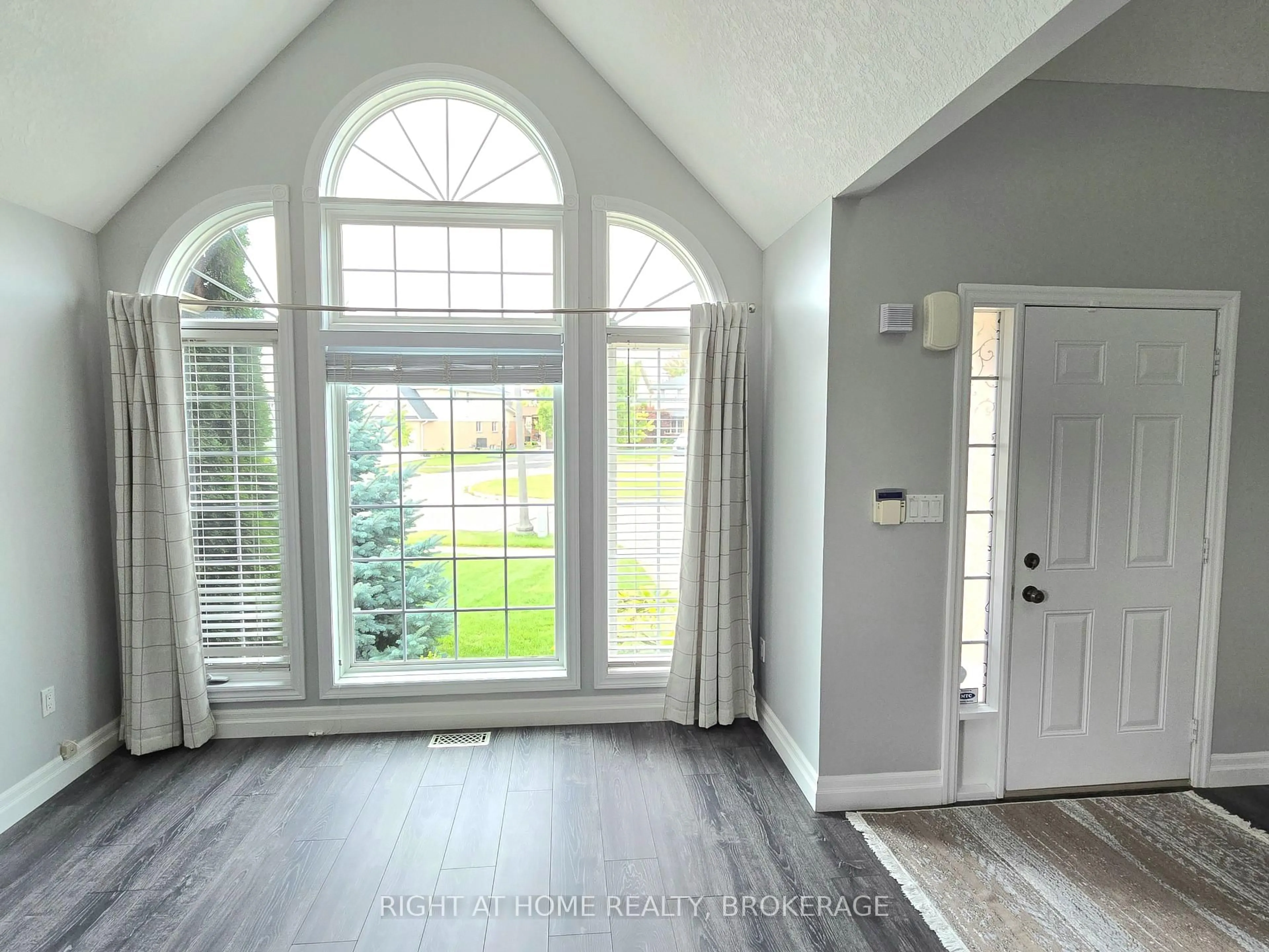 Indoor entryway for 520 Pine Hollow Crt, Kitchener Ontario N2R 1T3