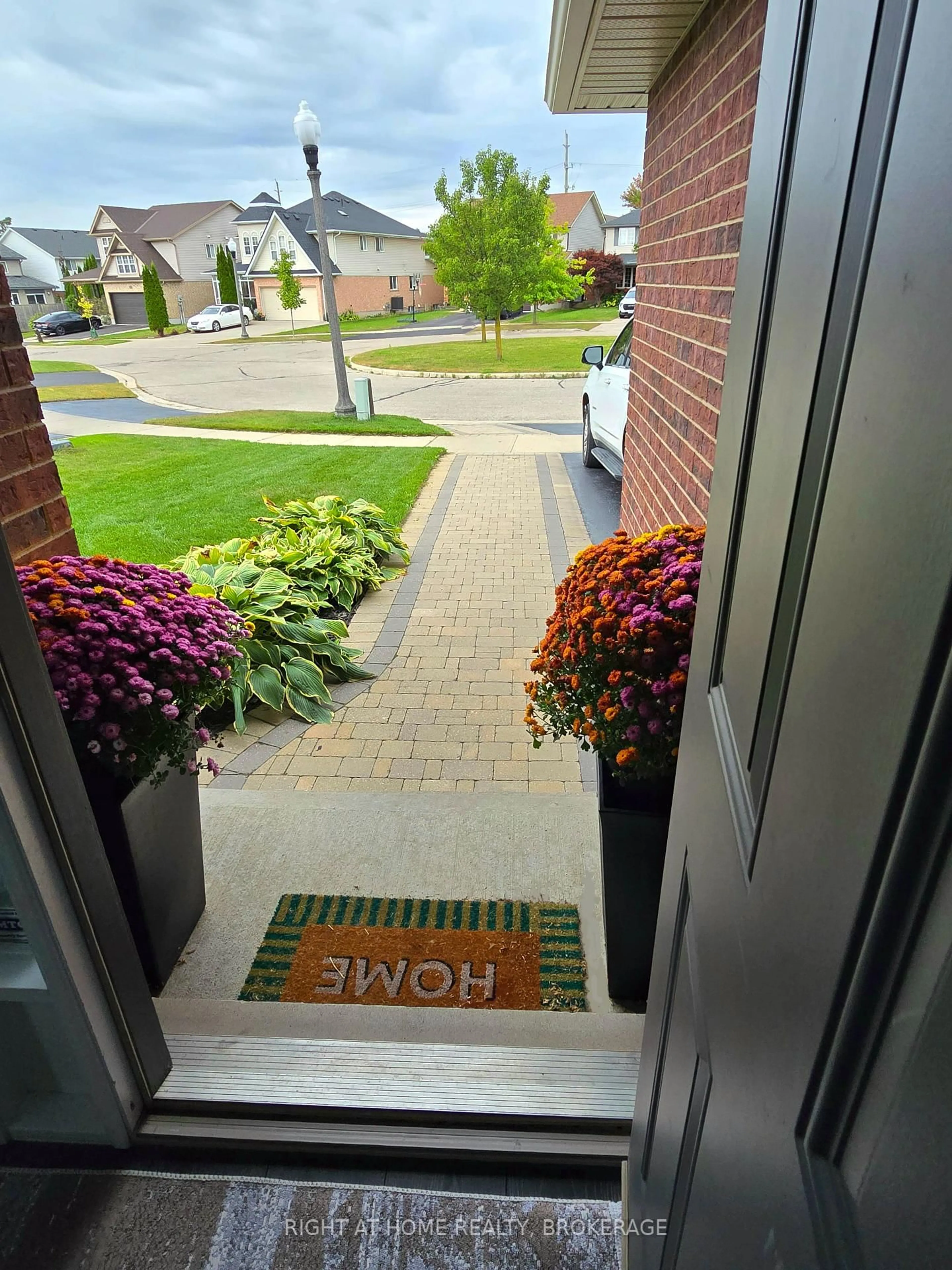 Indoor entryway for 520 Pine Hollow Crt, Kitchener Ontario N2R 1T3