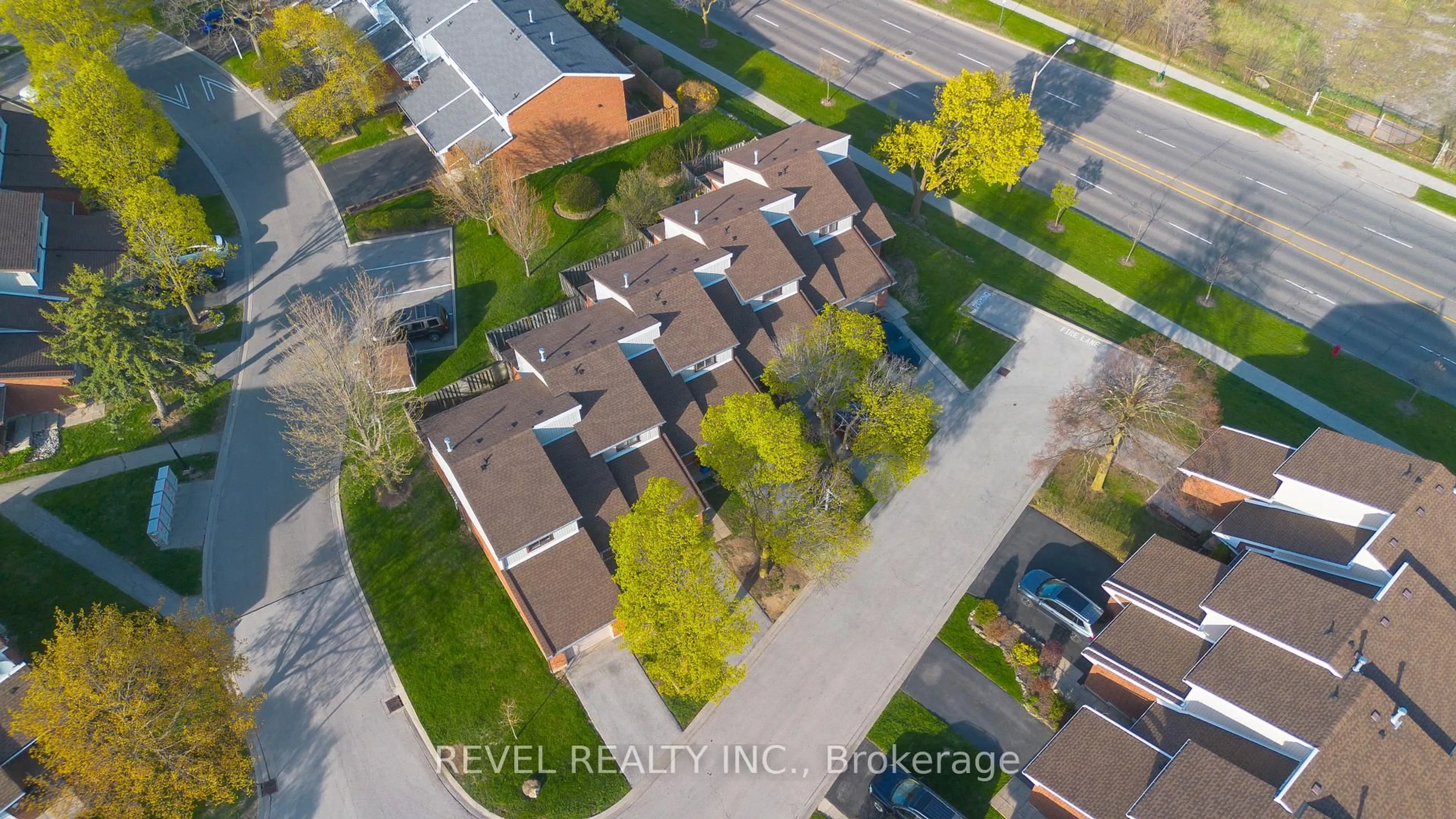 A pic from outside/outdoor area/front of a property/back of a property/a pic from drone, street for 25 Redbury St #28, Hamilton Ontario L8W 1P7