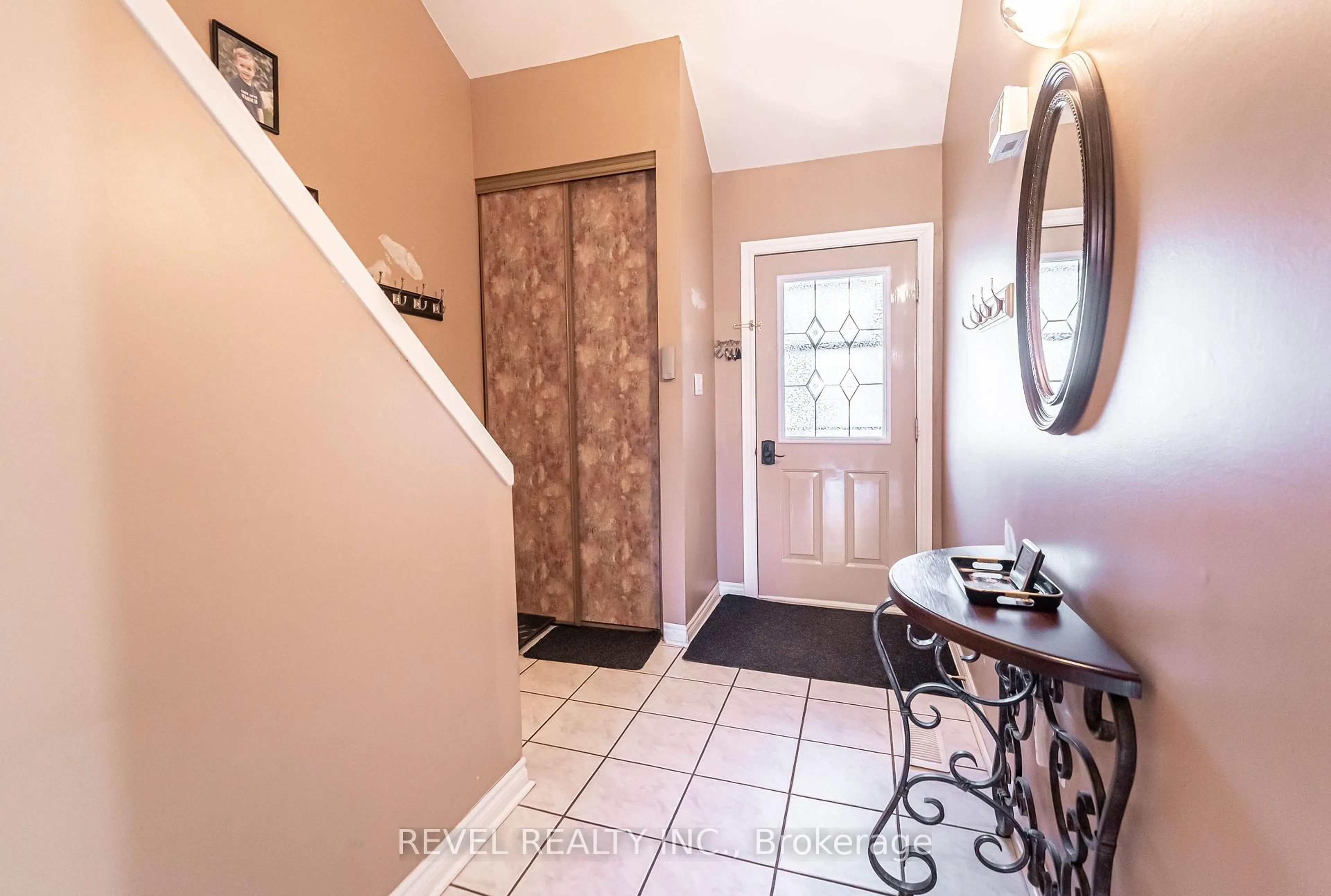 Indoor entryway for 25 Redbury St #28, Hamilton Ontario L8W 1P7