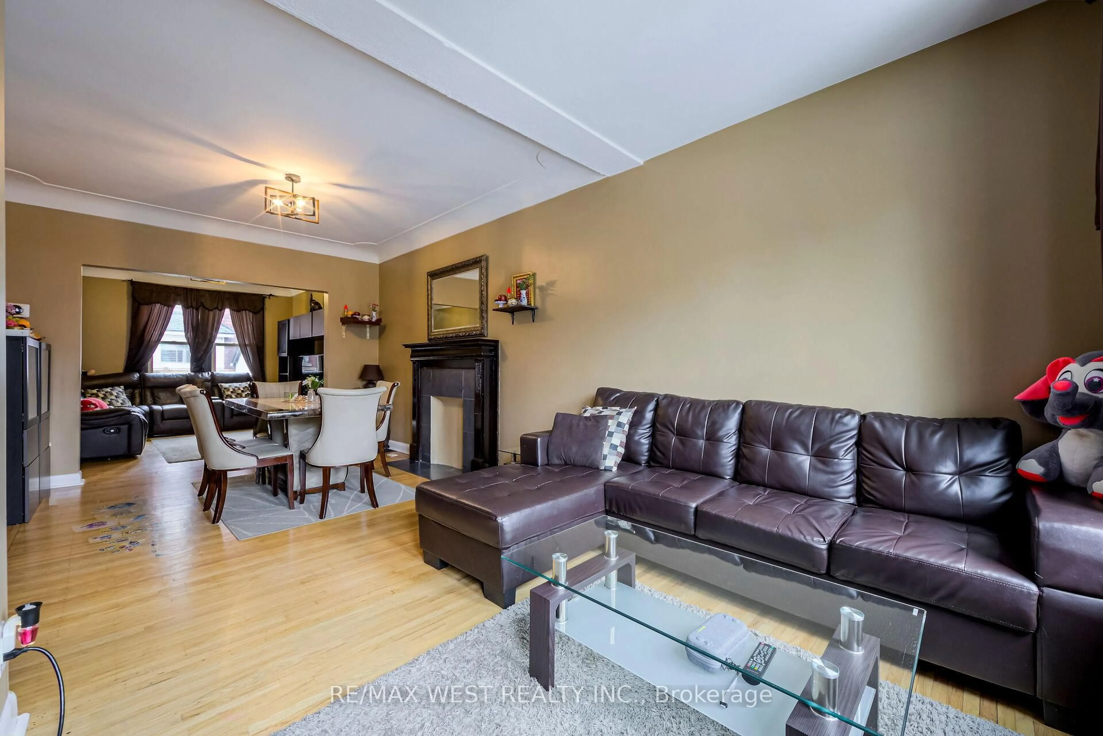 Living room with furniture, wood/laminate floor for 92 BARNSDALE Ave, Hamilton Ontario L8L 6S5
