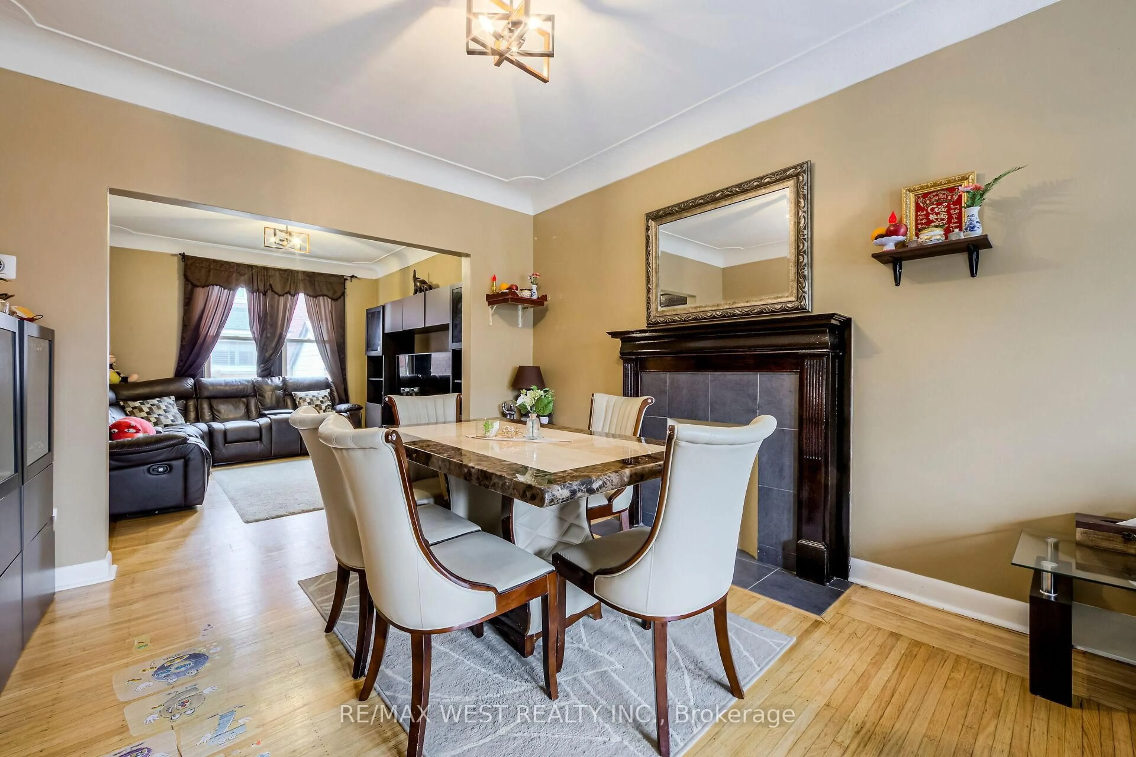 Dining room, wood/laminate floor for 92 BARNSDALE Ave, Hamilton Ontario L8L 6S5
