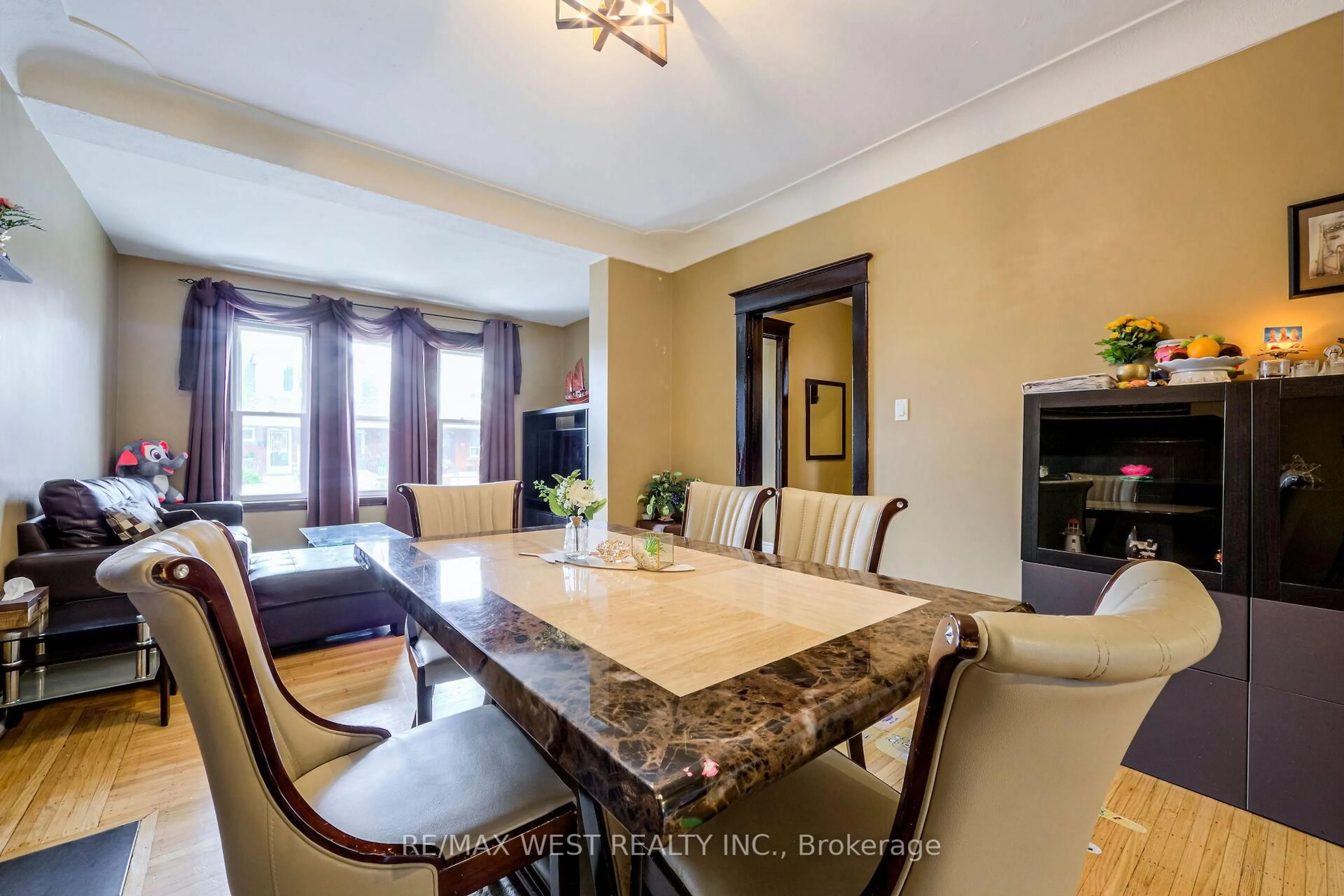 Dining room, unknown for 92 BARNSDALE Ave, Hamilton Ontario L8L 6S5
