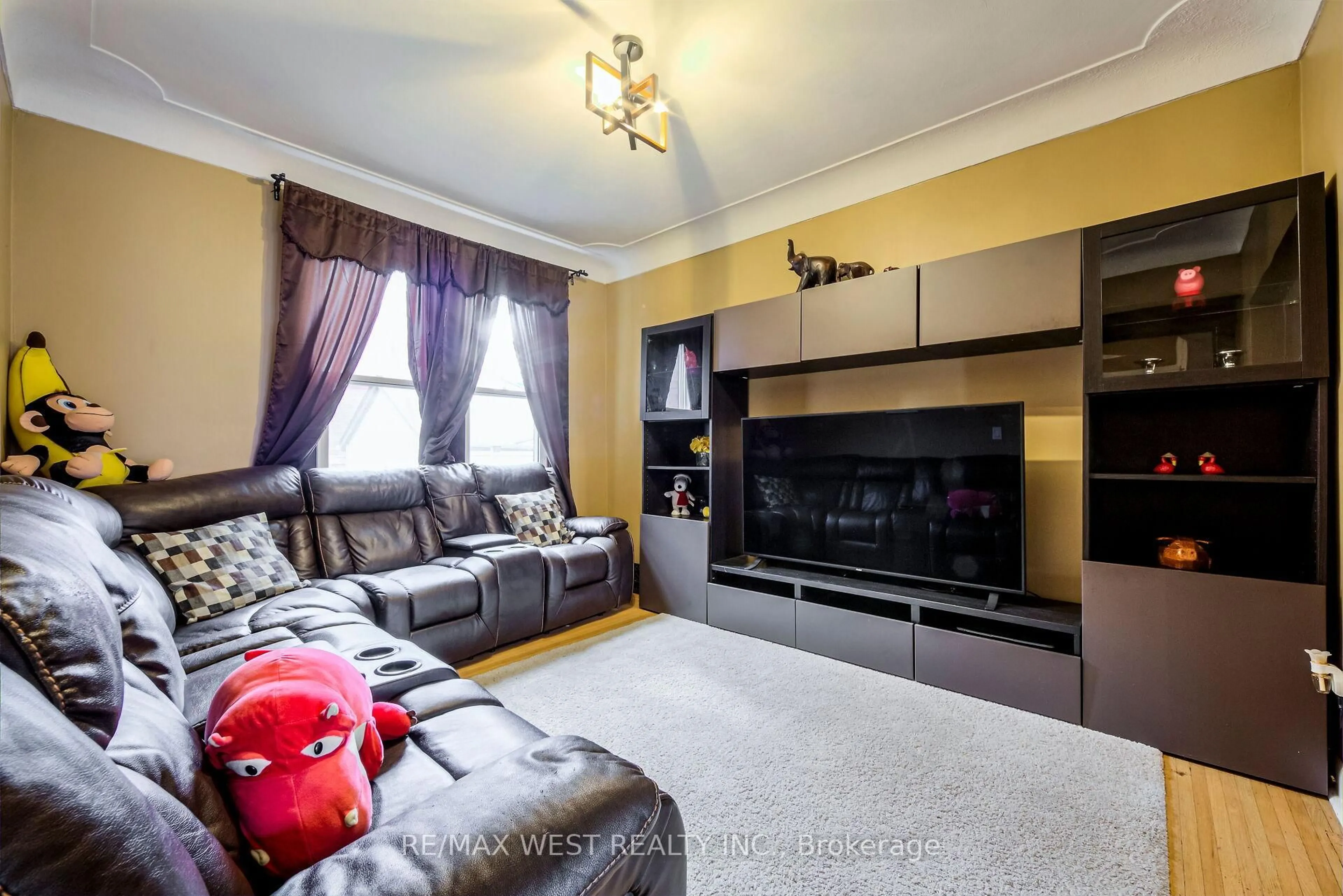 Living room with furniture, unknown for 92 BARNSDALE Ave, Hamilton Ontario L8L 6S5