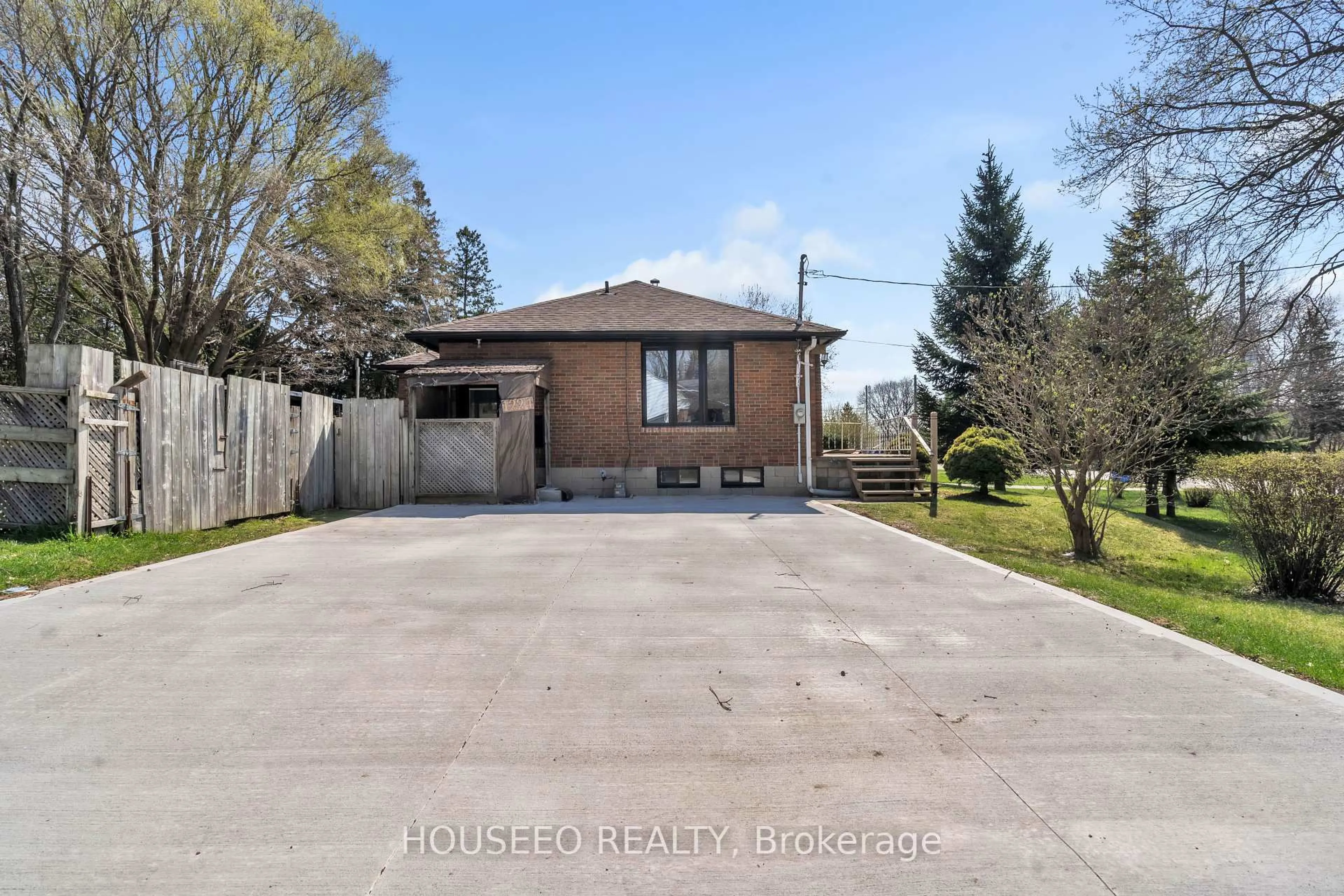 A pic from outside/outdoor area/front of a property/back of a property/a pic from drone, street for 1224 Hamilton Rd, London East Ontario N5W 1B2