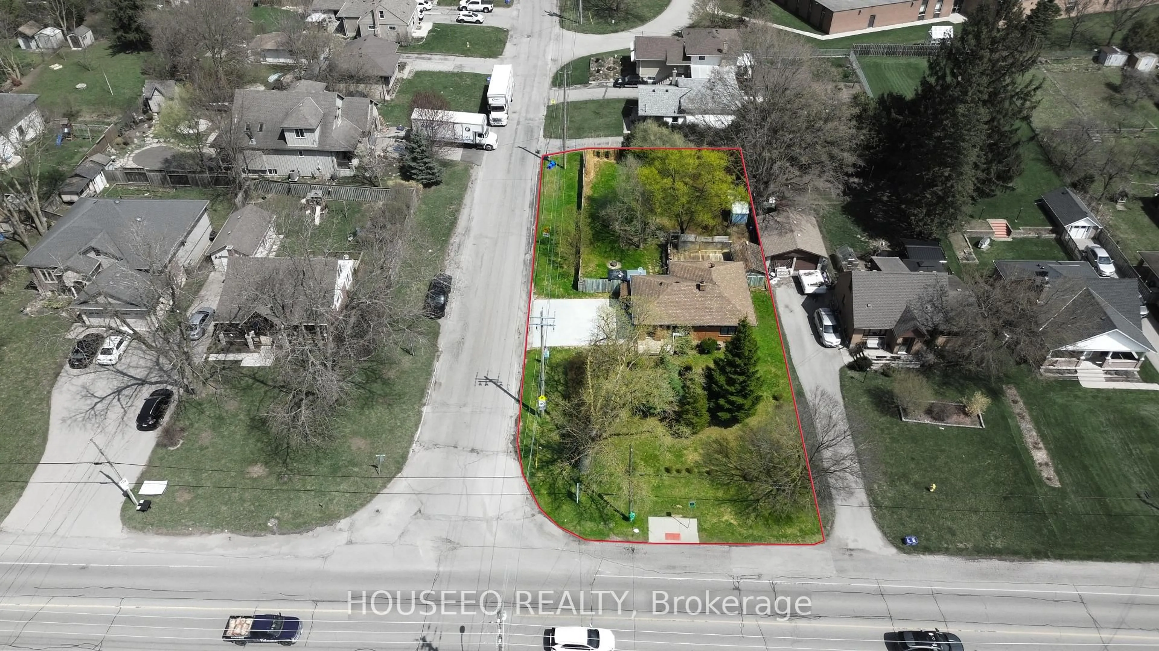 A pic from outside/outdoor area/front of a property/back of a property/a pic from drone, street for 1224 Hamilton Rd, London East Ontario N5W 1B2