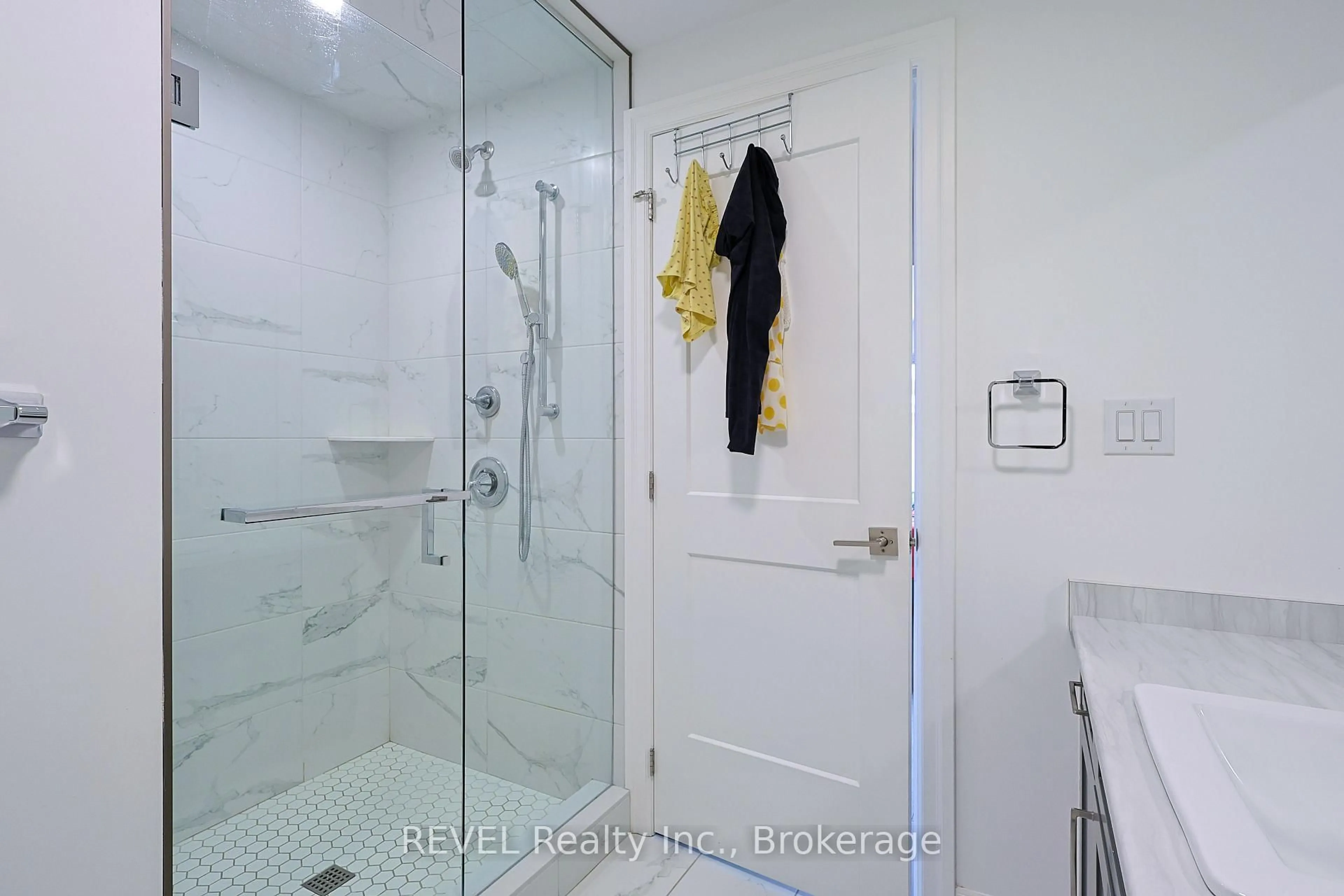 Contemporary bathroom, ceramic/tile floor for 7538 Splendour Dr, Niagara Falls Ontario L2H 3V9