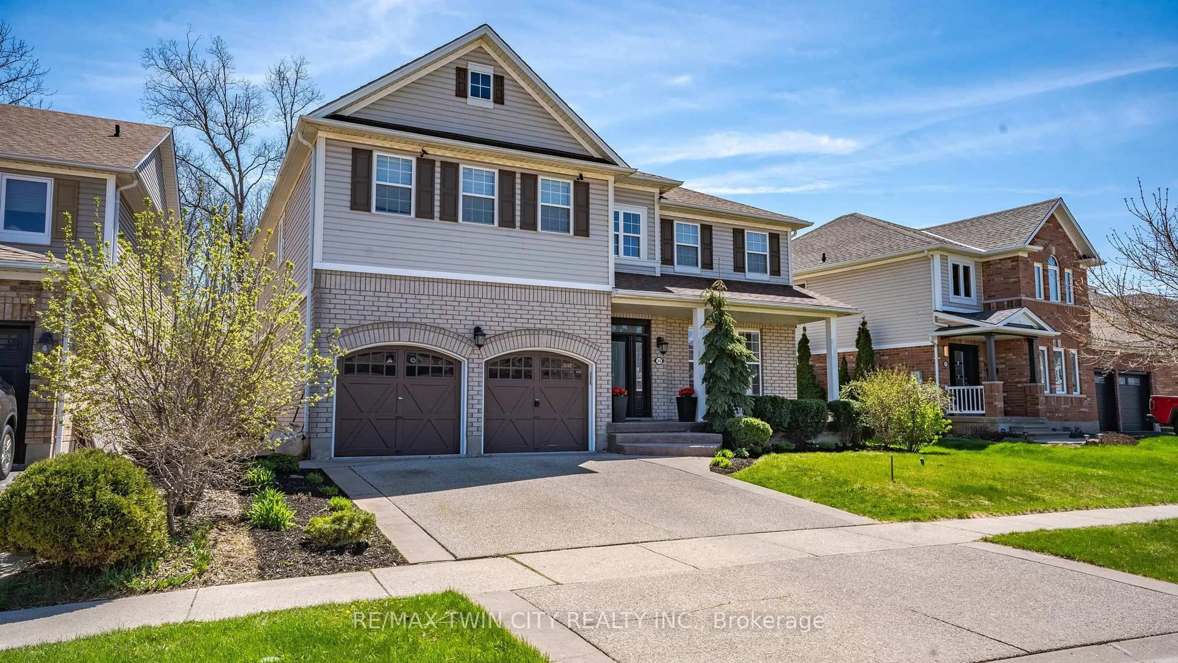 Home with vinyl exterior material, street for 35 Hunter Way, Brantford Ontario N3T 6S3