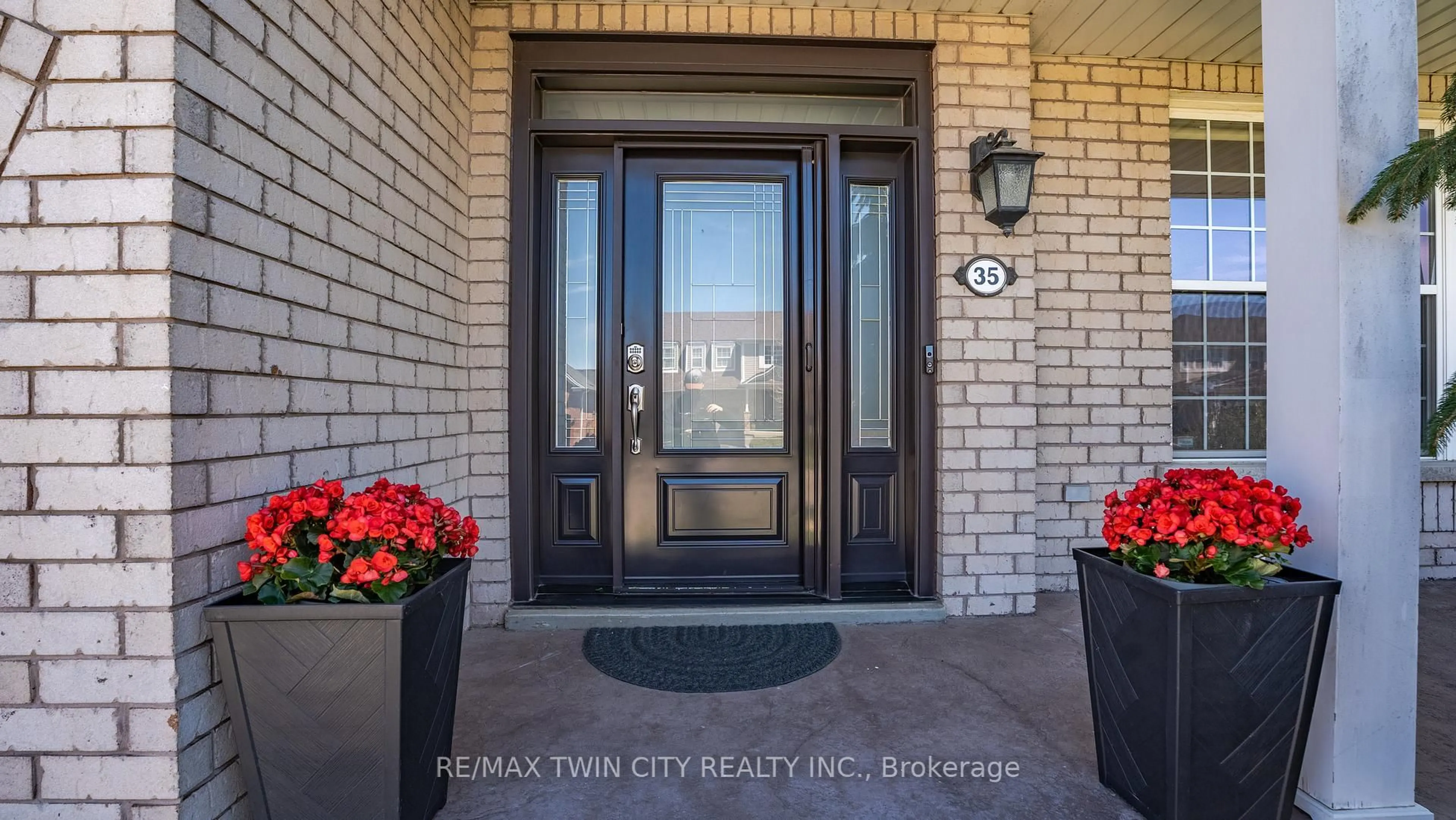 Indoor entryway for 35 Hunter Way, Brantford Ontario N3T 6S3