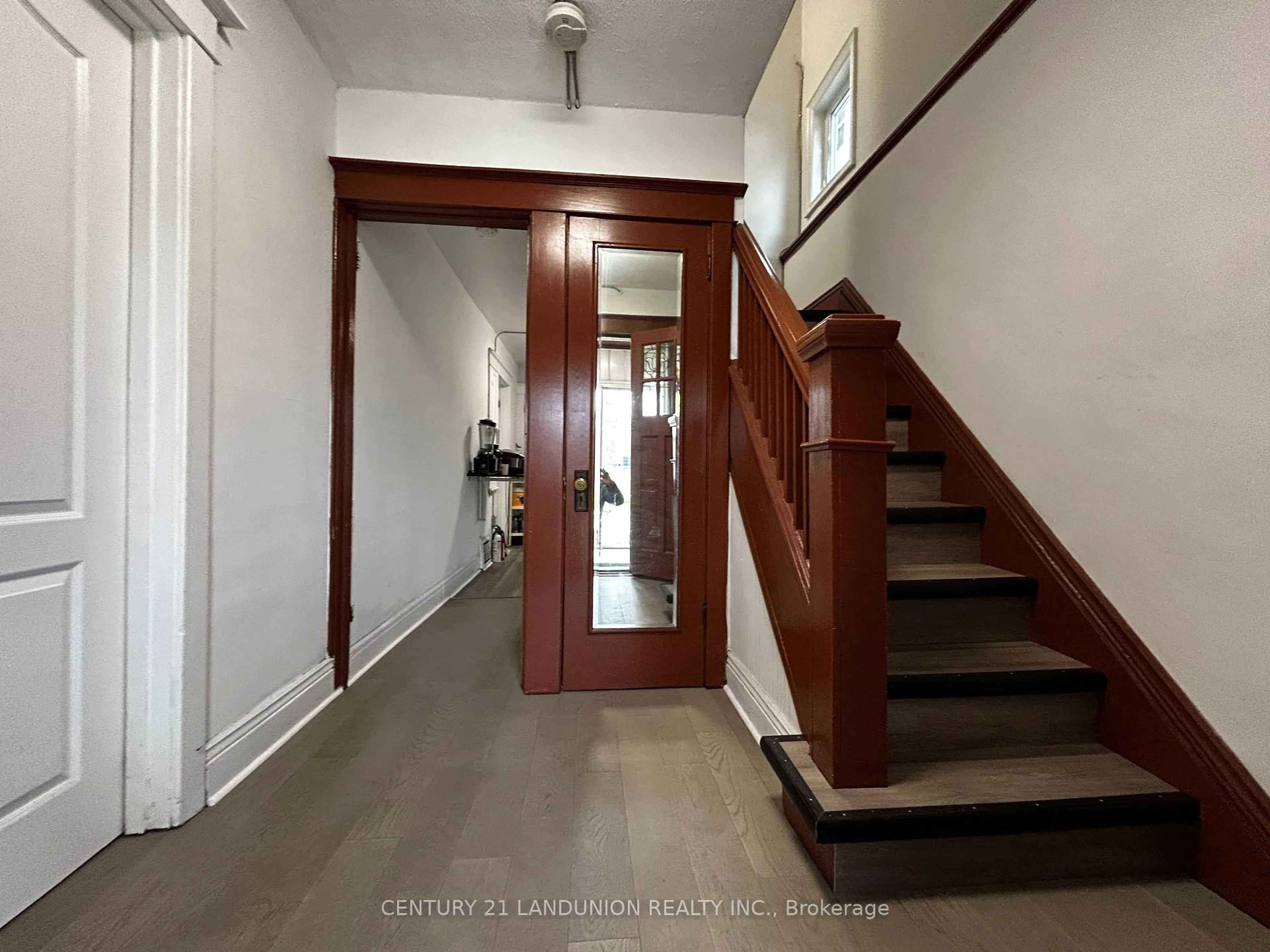 Indoor foyer for 46 Arnold St, Hamilton Ontario L8S 1R4