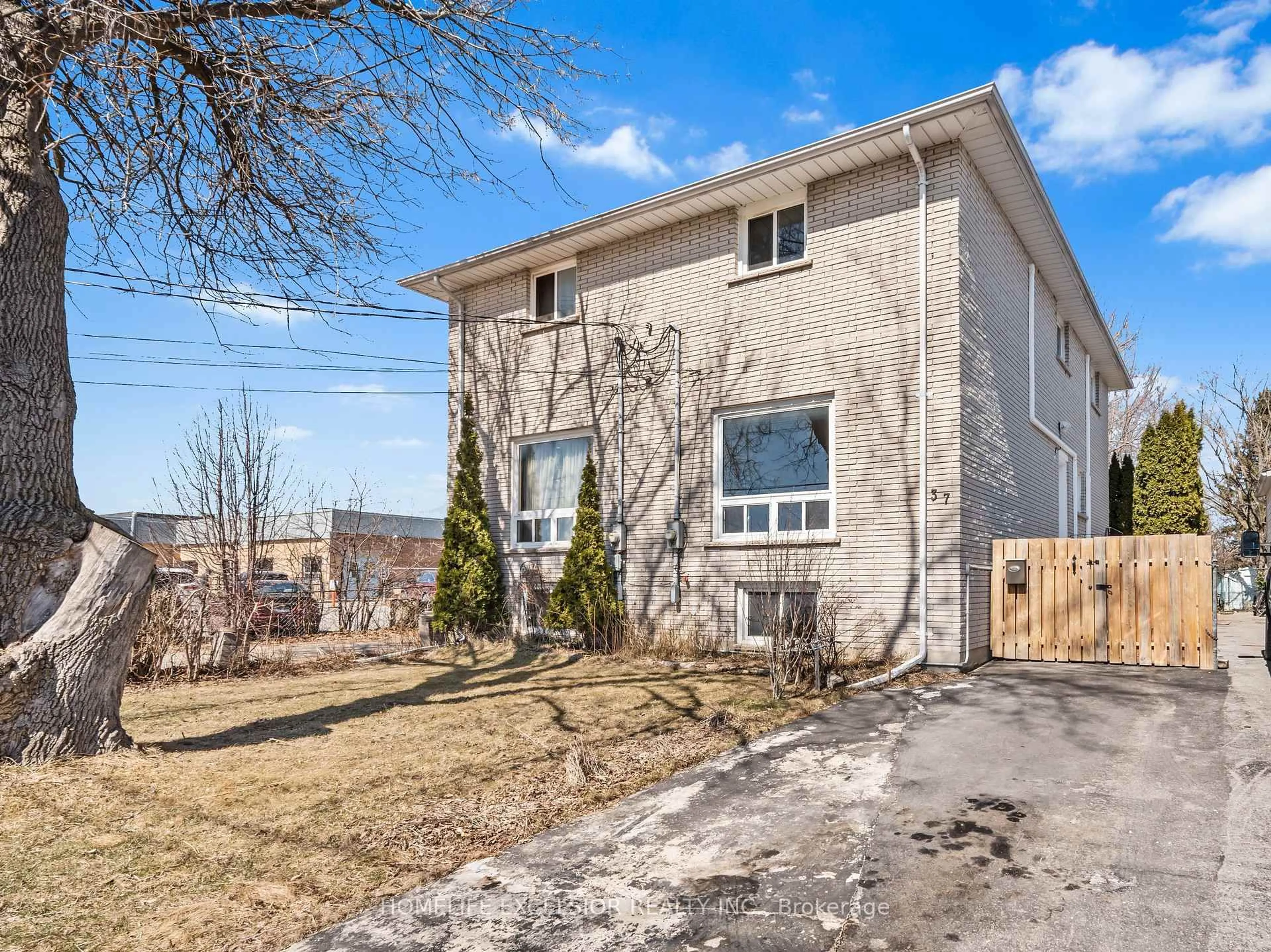 A pic from outside/outdoor area/front of a property/back of a property/a pic from drone, street for 37 Maccauley St, Kingston Ontario K7K 2V8