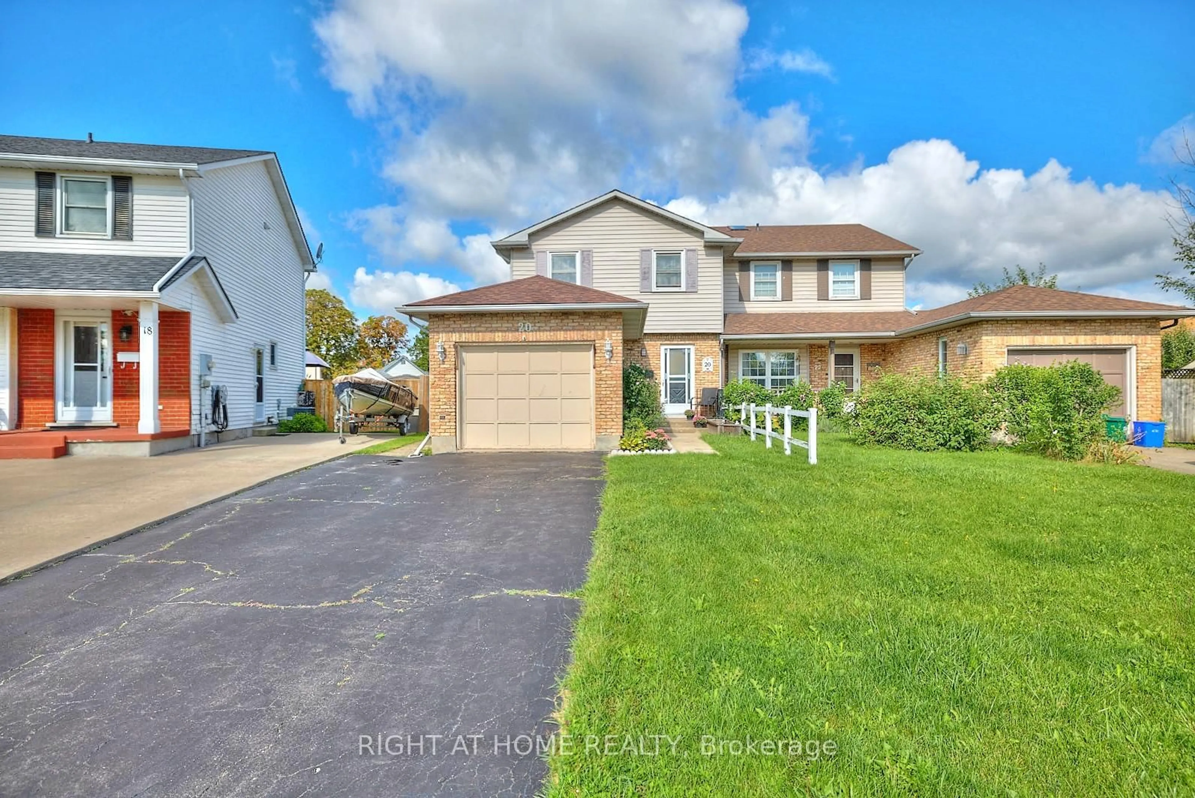 A pic from outside/outdoor area/front of a property/back of a property/a pic from drone, street for 20 Station St, Welland Ontario L3C 5K7