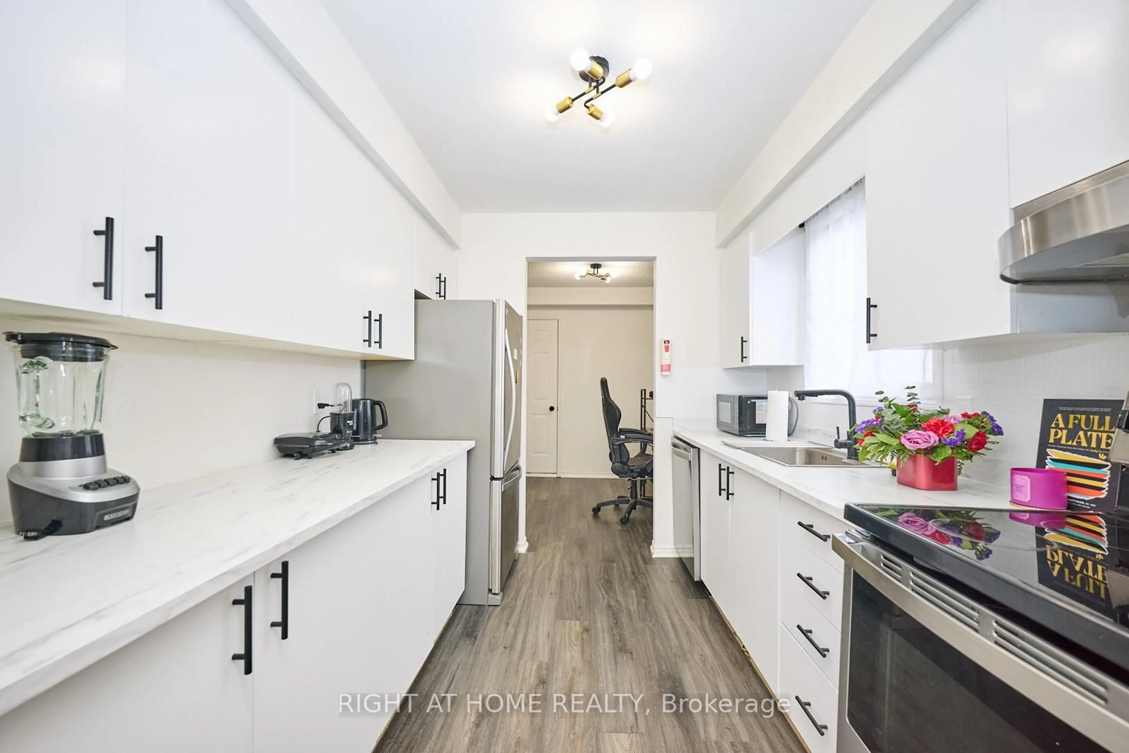 Standard kitchen, unknown for 20 Station St, Welland Ontario L3C 5K7