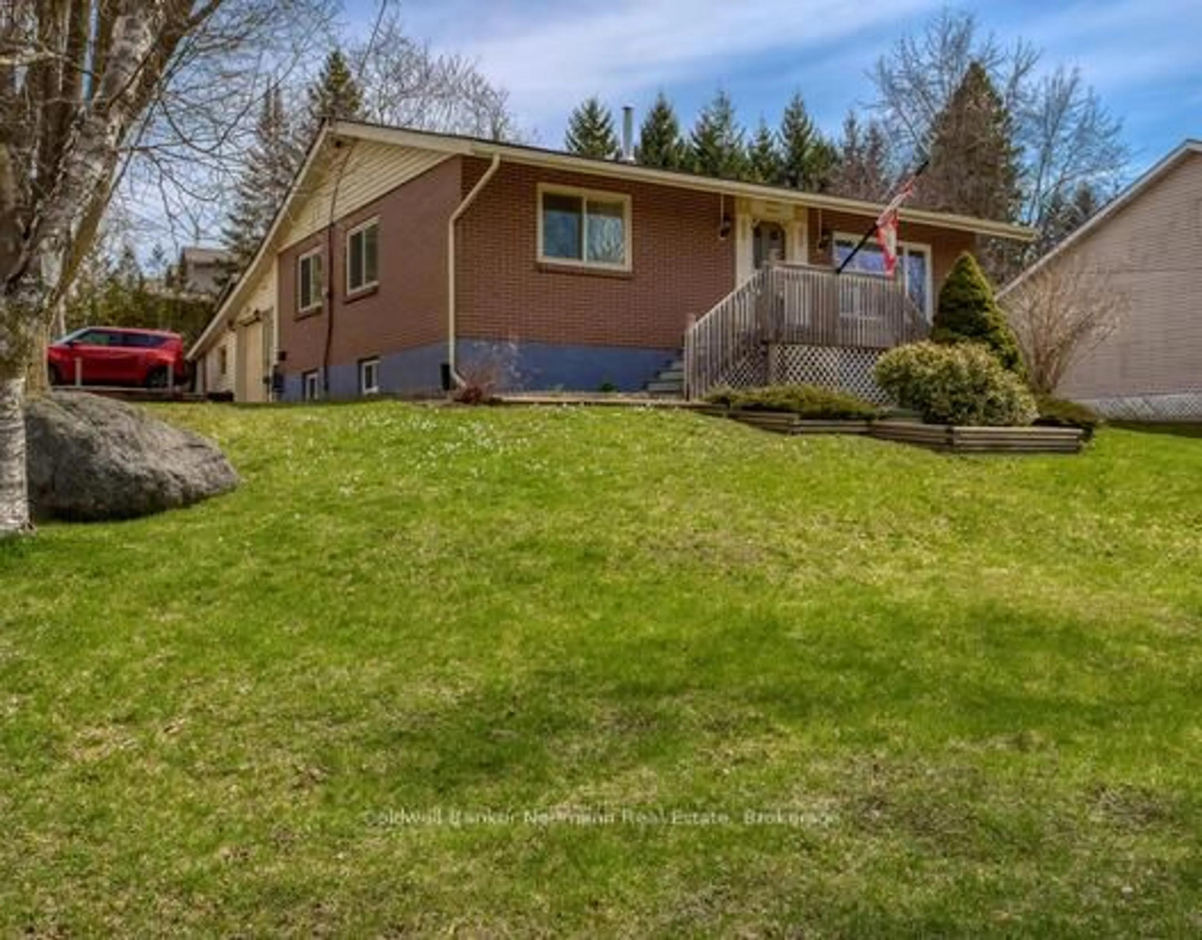 A pic from outside/outdoor area/front of a property/back of a property/a pic from drone, unknown for 423 Geddes St, Centre Wellington Ontario N0B 1S0