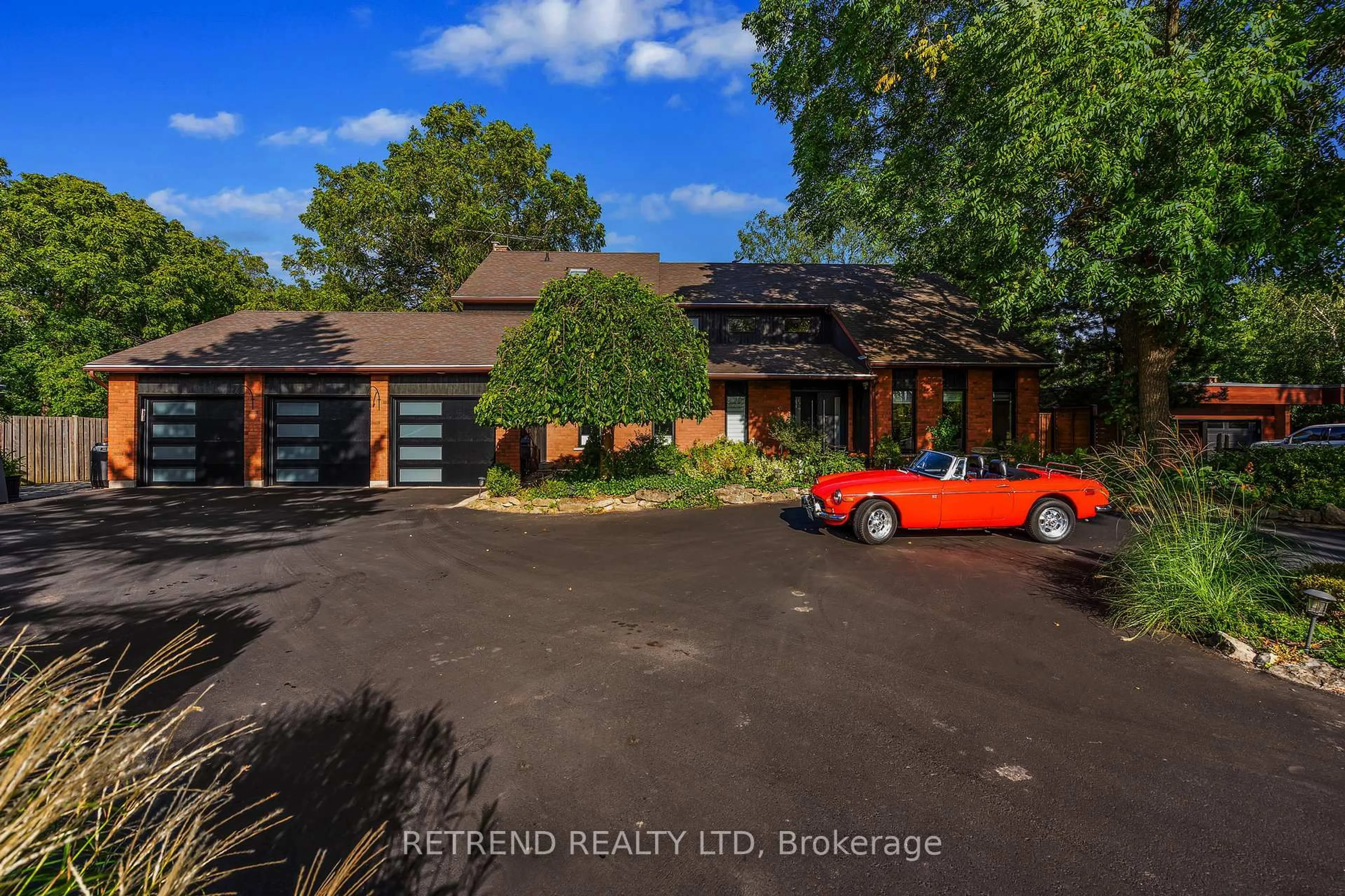 A pic from outside/outdoor area/front of a property/back of a property/a pic from drone, street for 487 Ridge Rd, Grimsby Ontario L3M 0K5