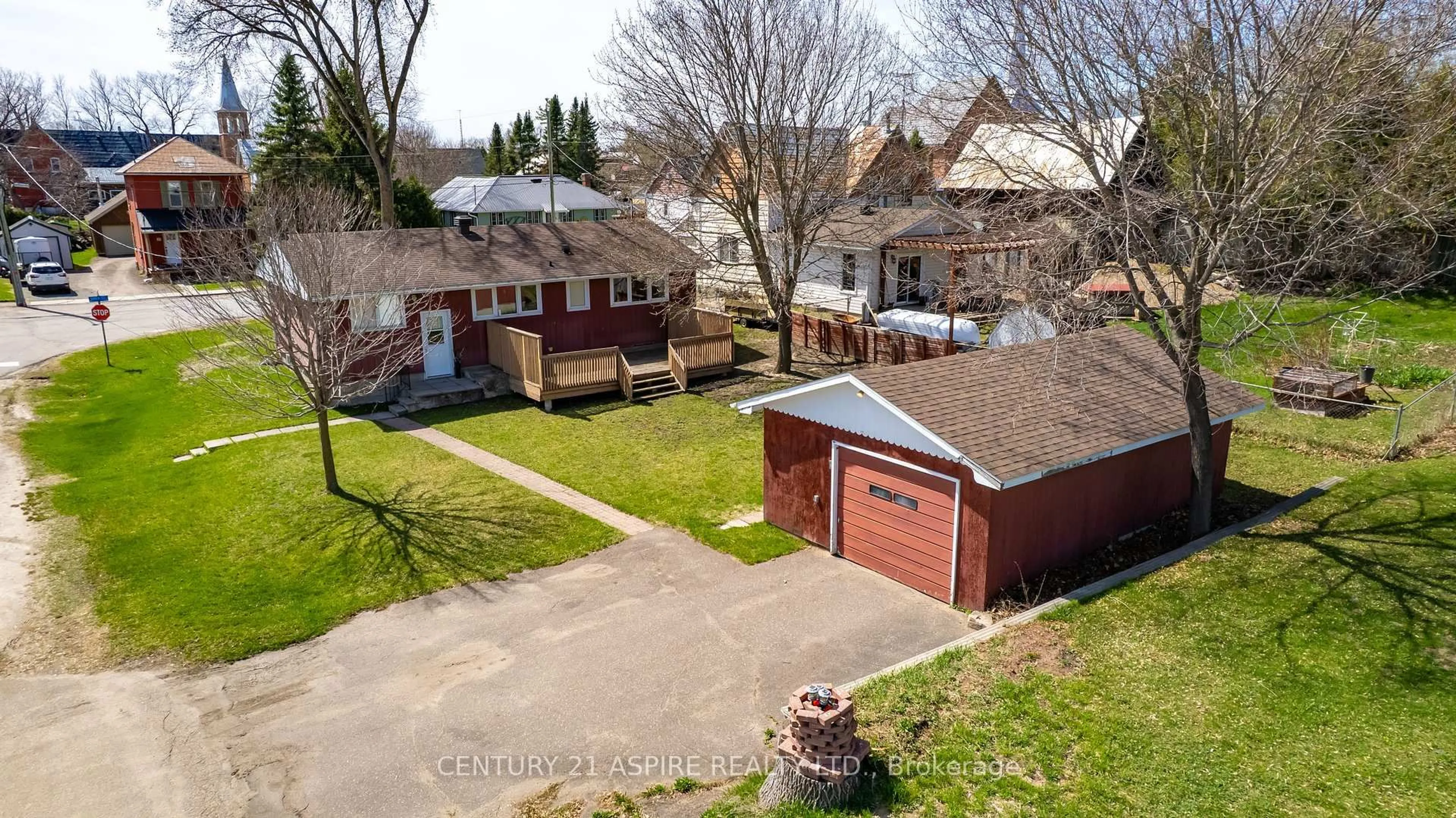 A pic from outside/outdoor area/front of a property/back of a property/a pic from drone, street for 28 Gould St, Cobden Ontario K0J 1K0