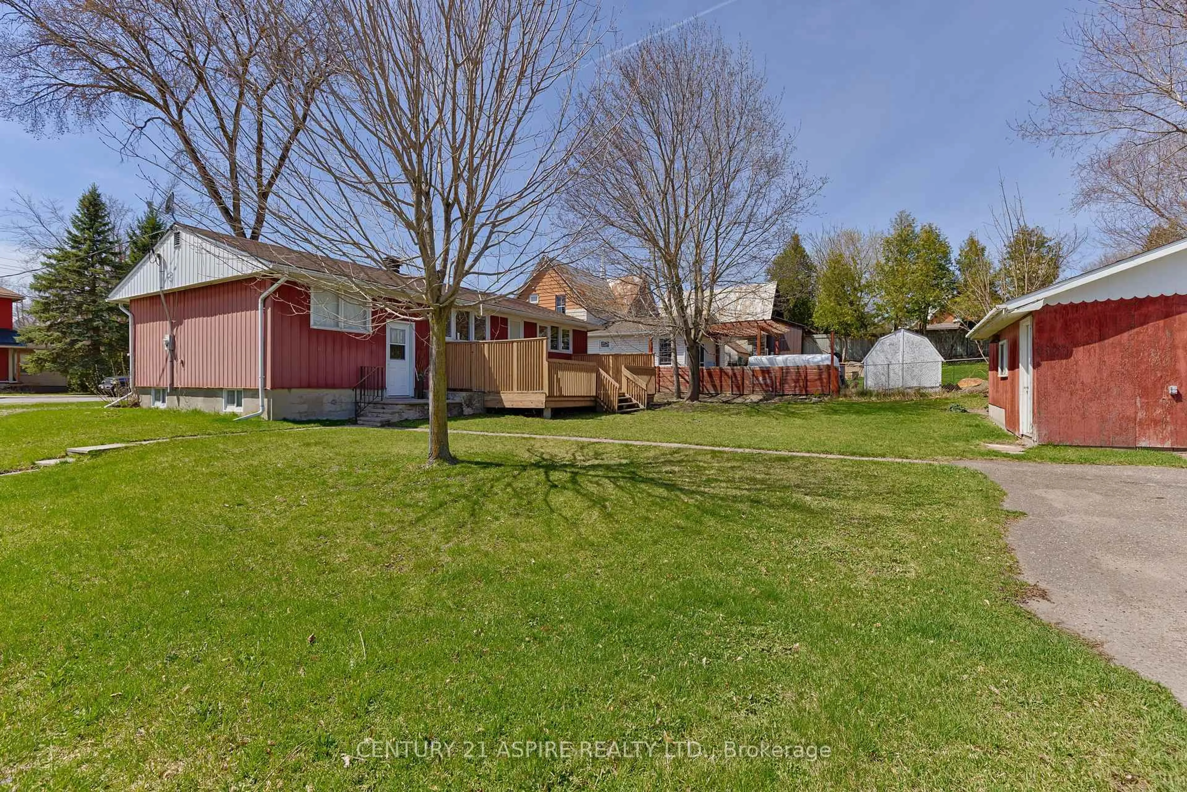A pic from outside/outdoor area/front of a property/back of a property/a pic from drone, street for 28 Gould St, Cobden Ontario K0J 1K0