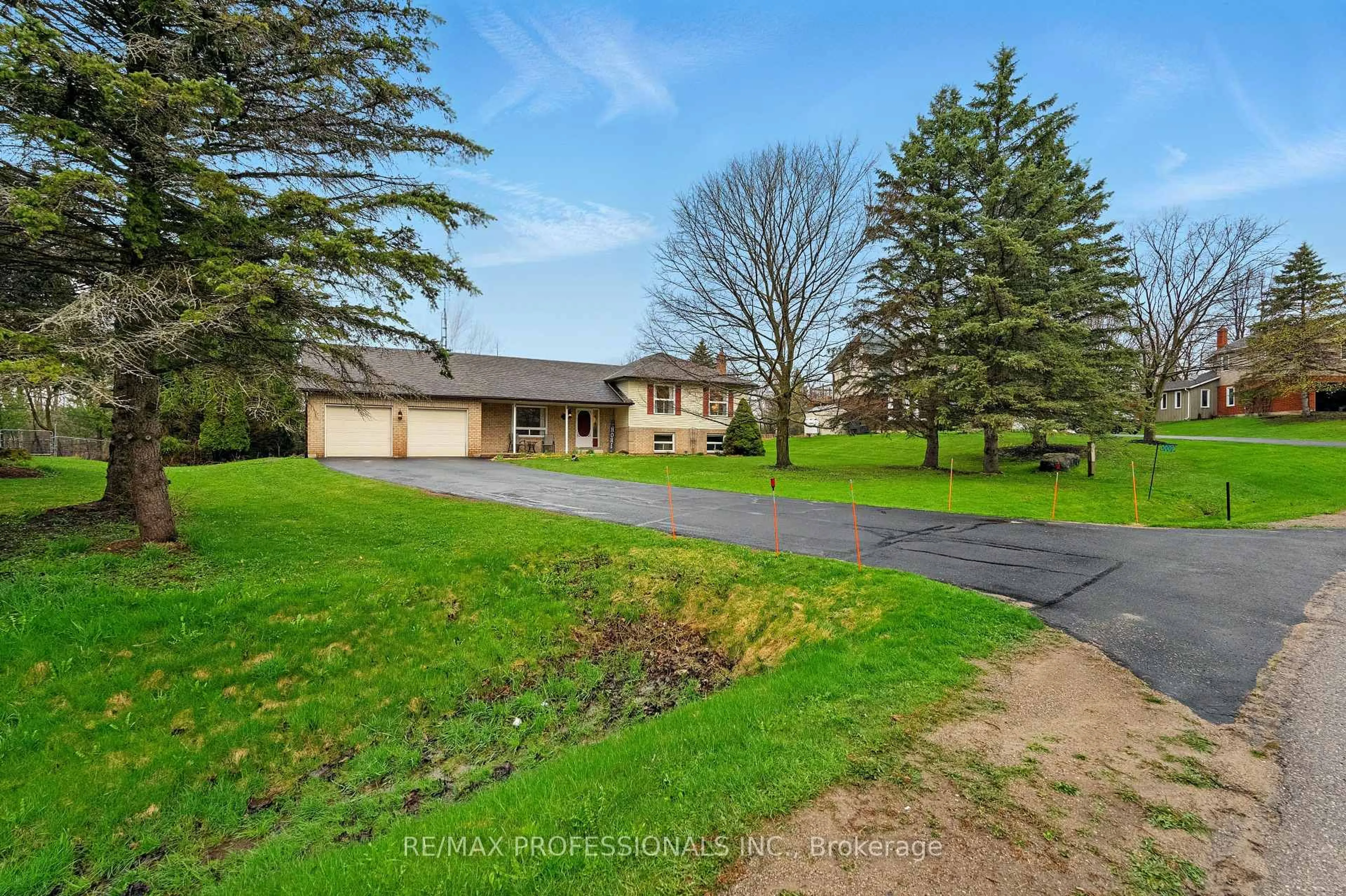 A pic from outside/outdoor area/front of a property/back of a property/a pic from drone, unknown for 9 Sandalwood Dr, Erin Ontario N0B 1H0