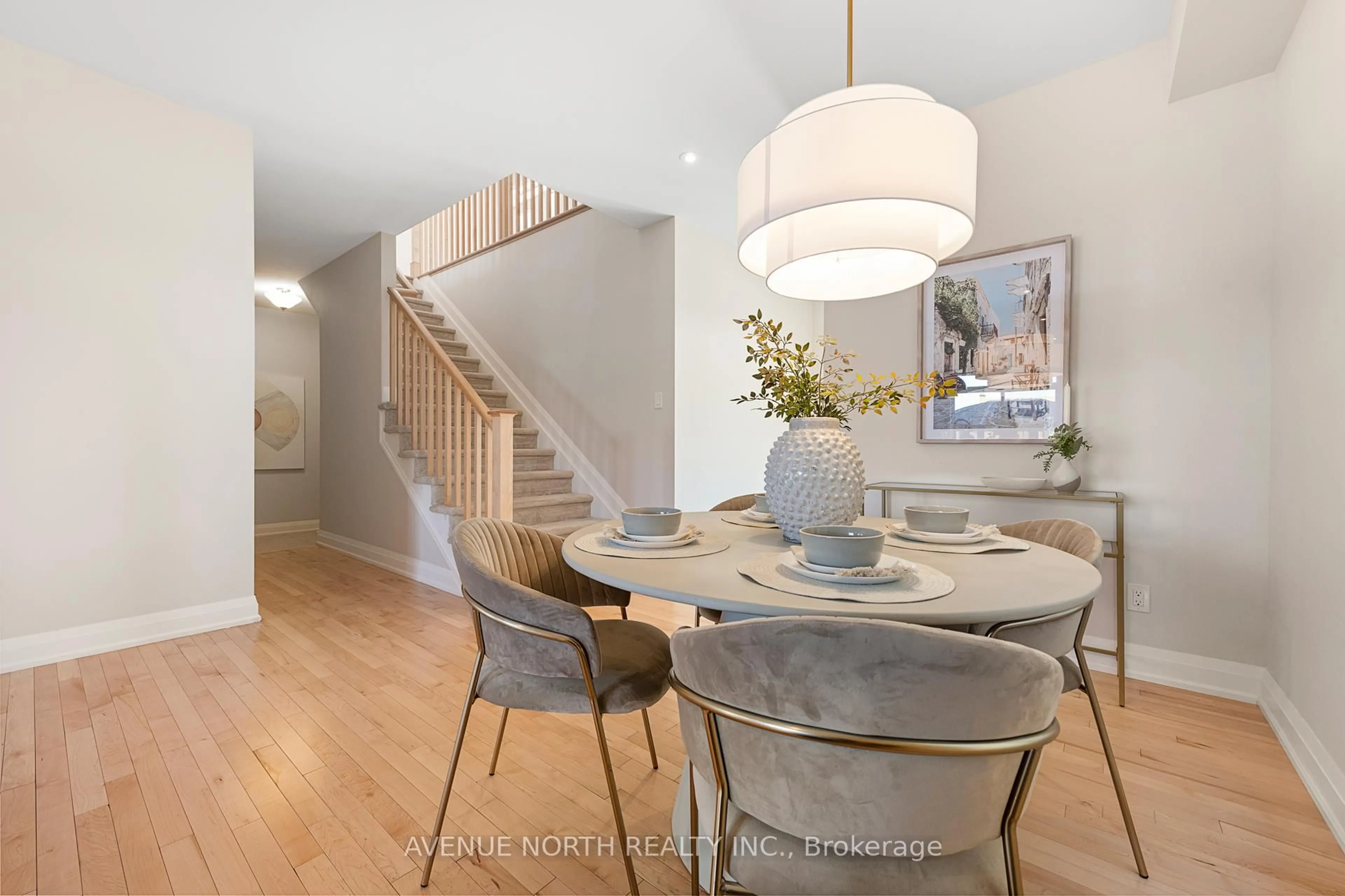 Dining room, wood/laminate floor for 122 Equitation Circ, Richmond Ontario K0A 2Z0