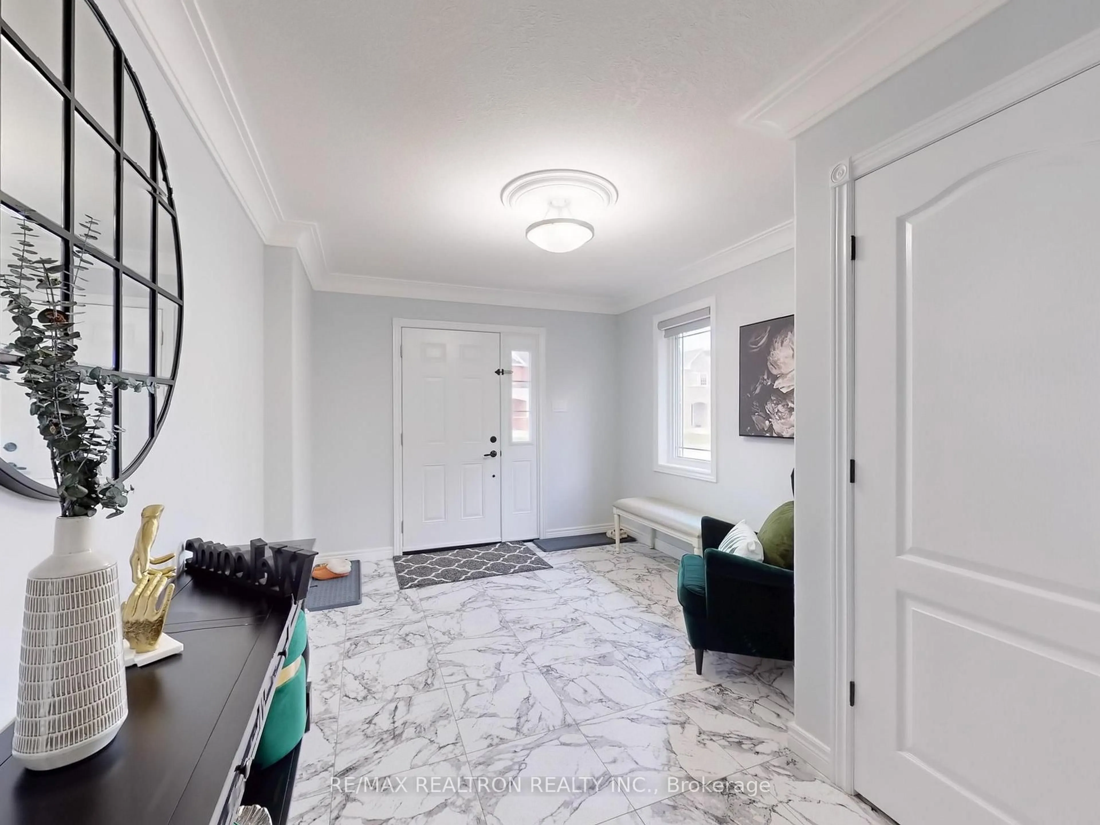 Indoor entryway for 907 Bamford Terr, Peterborough North Ontario K9K 0H3