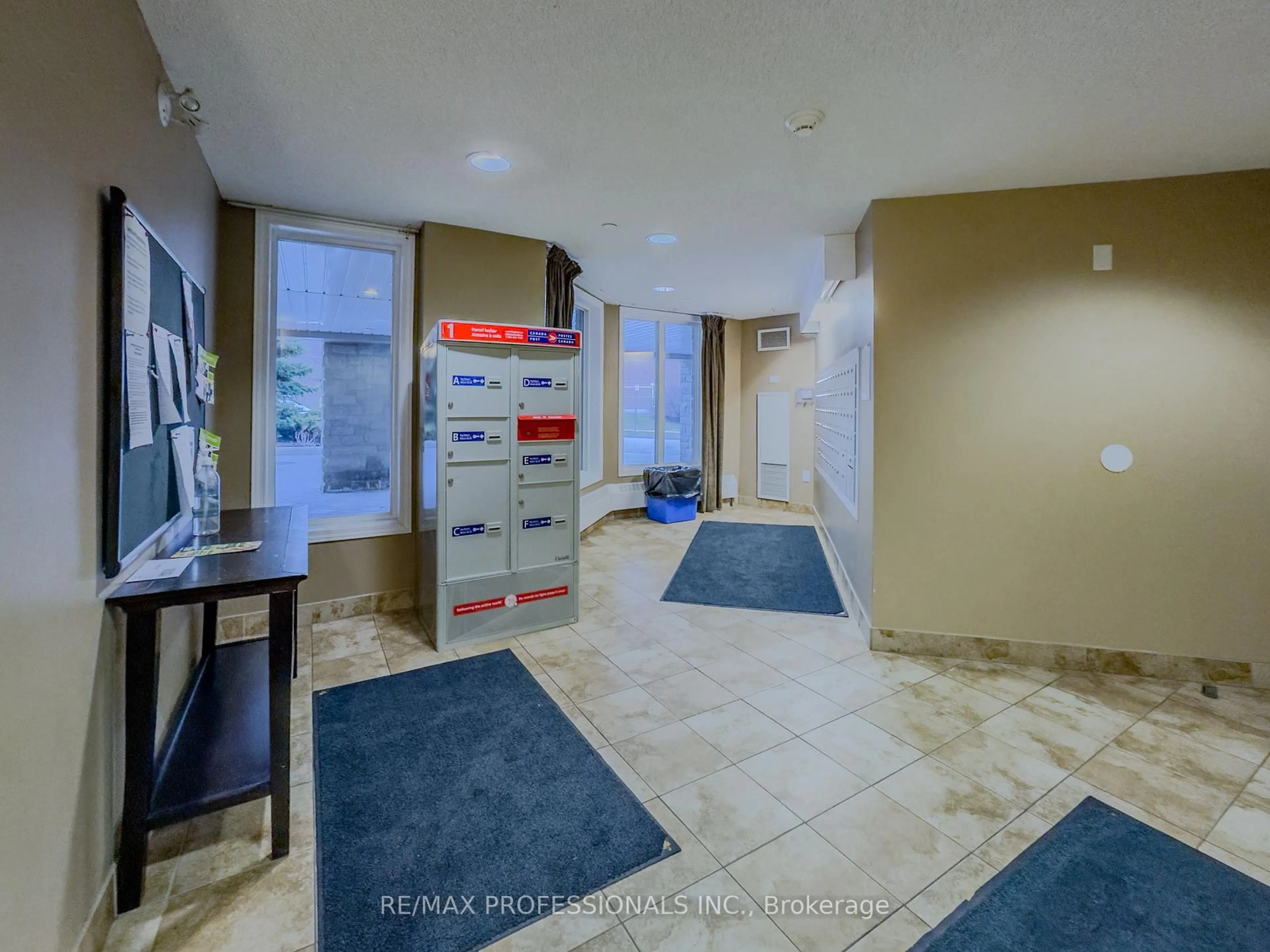 Indoor foyer for 8 Harris St #422, Cambridge Ontario N1R 8R1