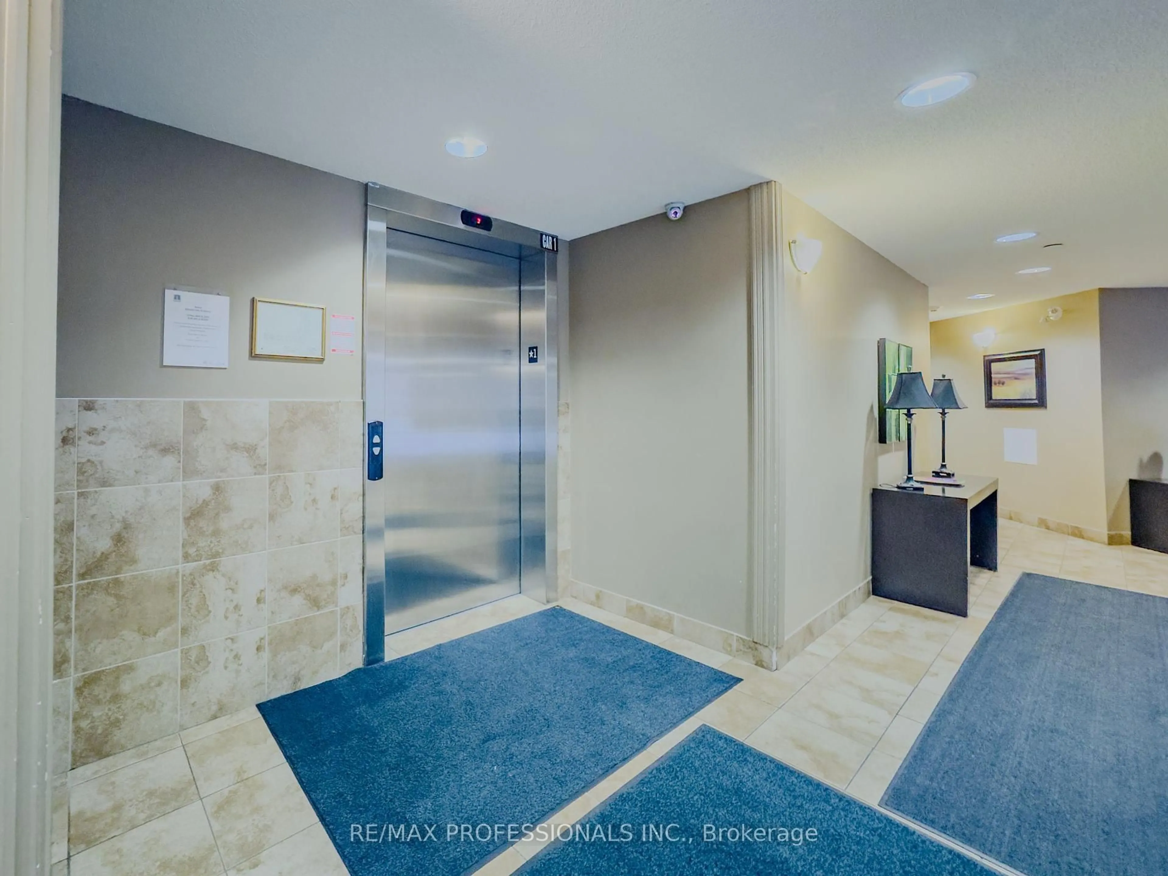 Indoor foyer for 8 Harris St #422, Cambridge Ontario N1R 8R1