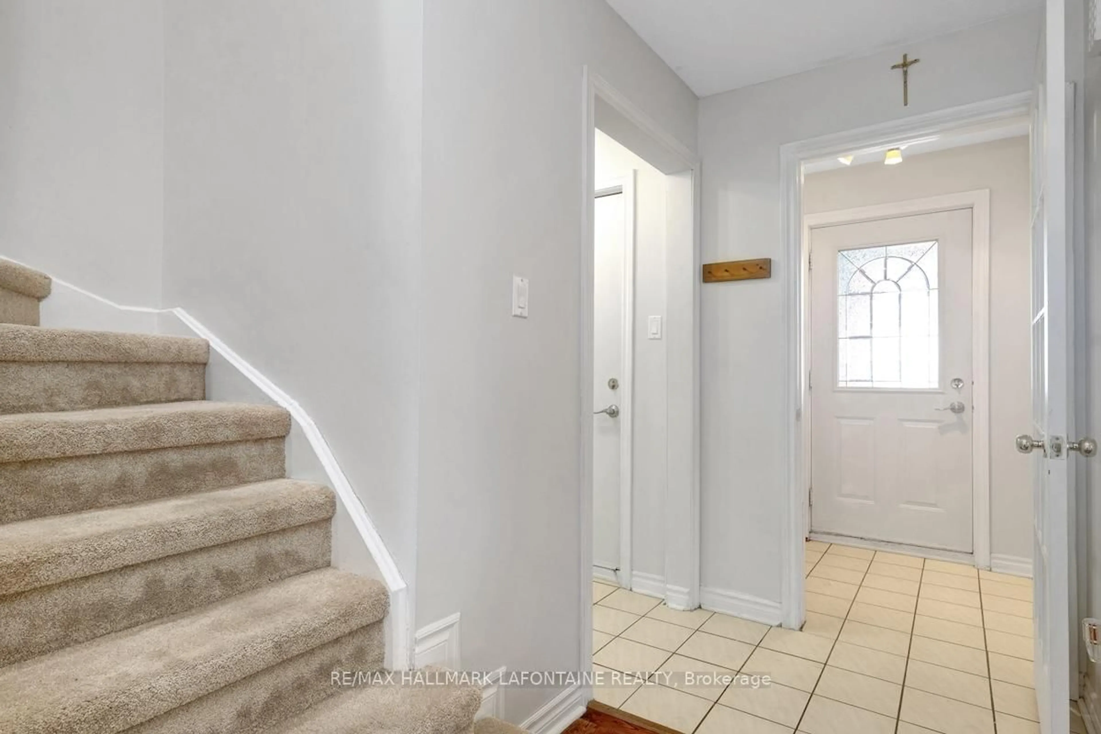 Indoor entryway for 388 Mockingbird Dr, Ottawa Ontario K1E 2V4