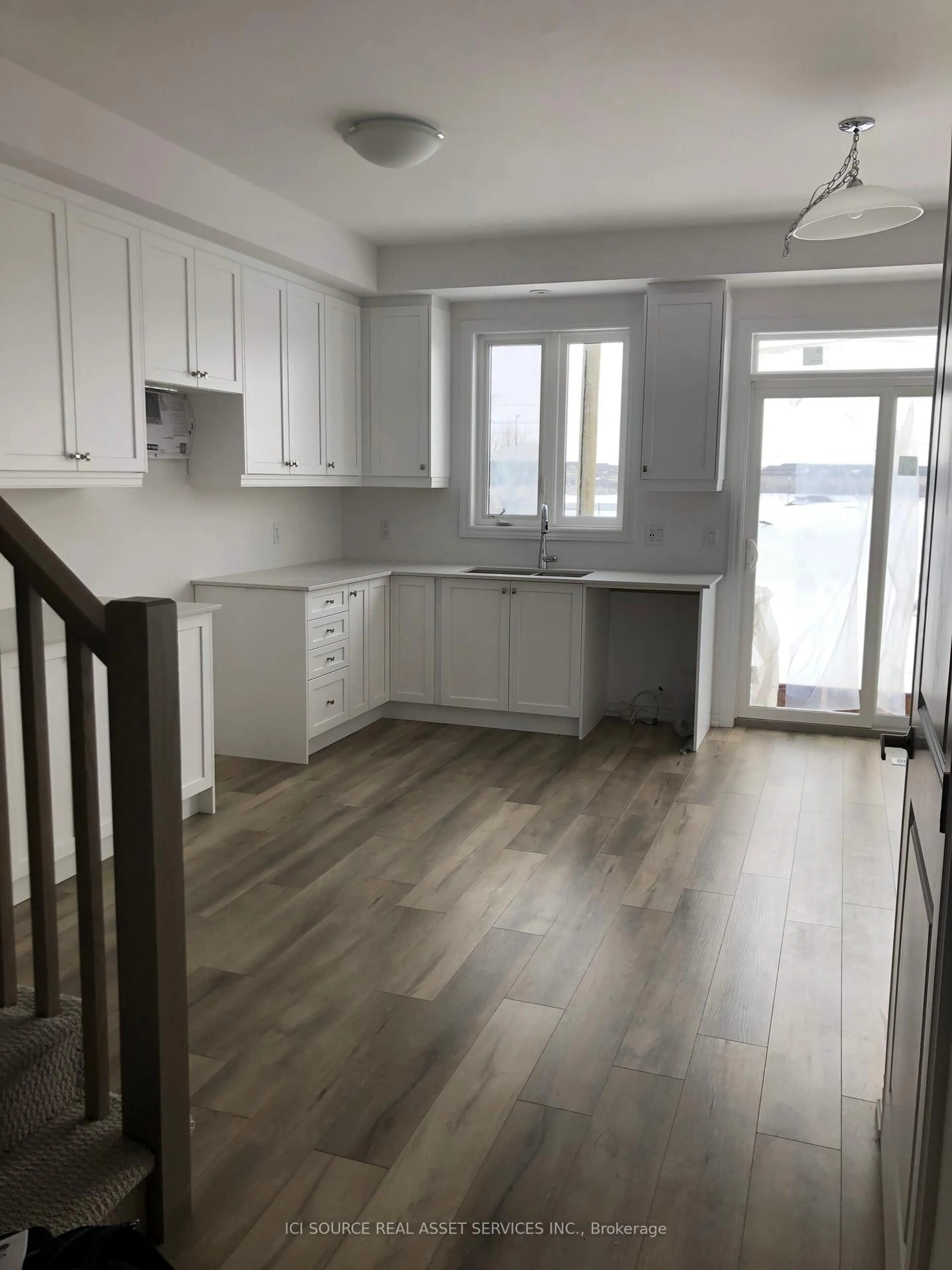 Open concept kitchen, wood/laminate floor for 61 Soho St #46, Hamilton Ontario L8J 0M6