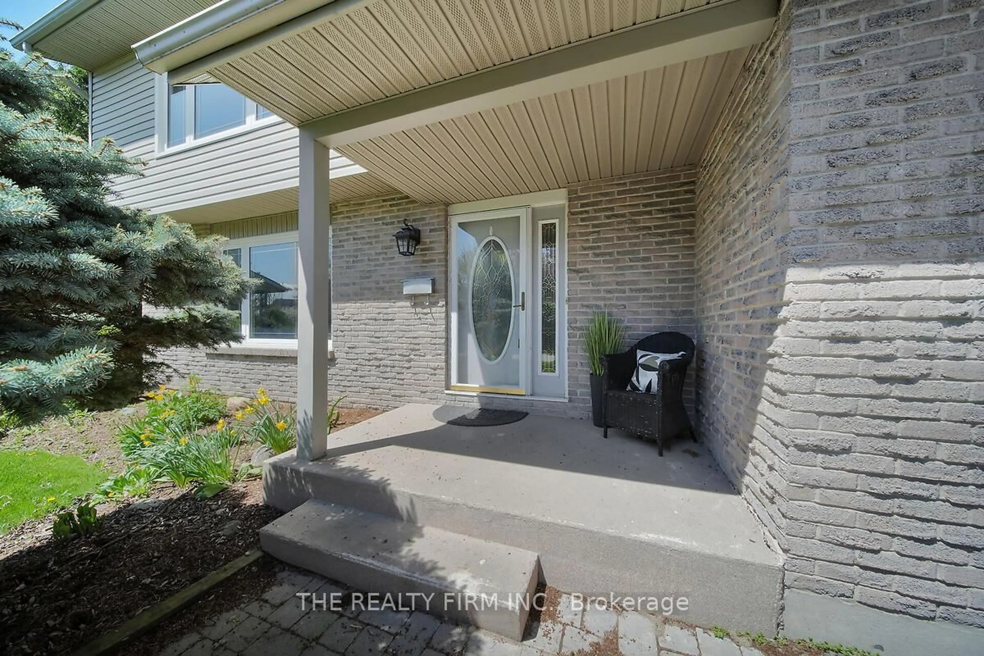 Indoor entryway for 949 Farnham Pl, London South Ontario N6K 1S8