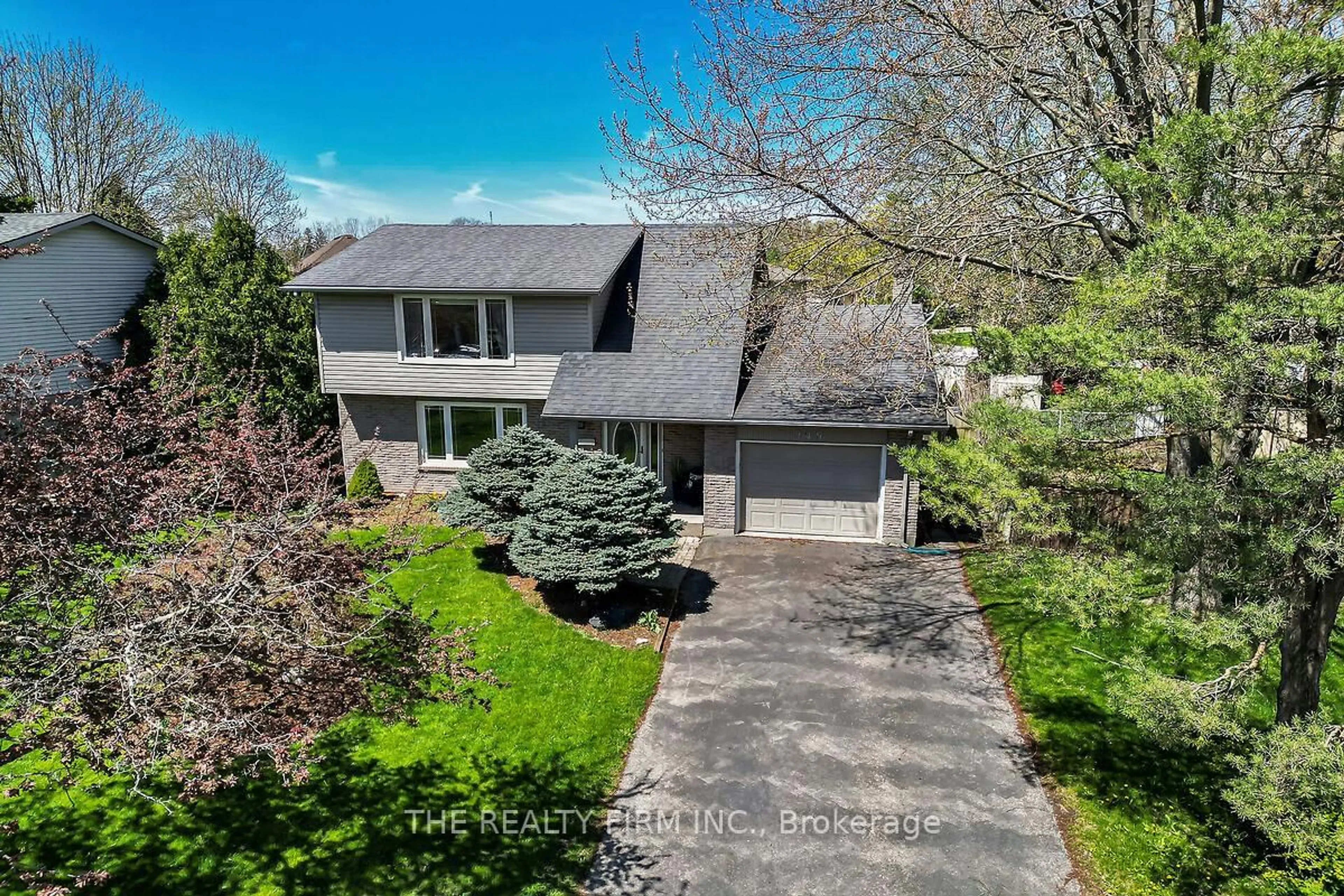 A pic from outside/outdoor area/front of a property/back of a property/a pic from drone, street for 949 Farnham Pl, London South Ontario N6K 1S8