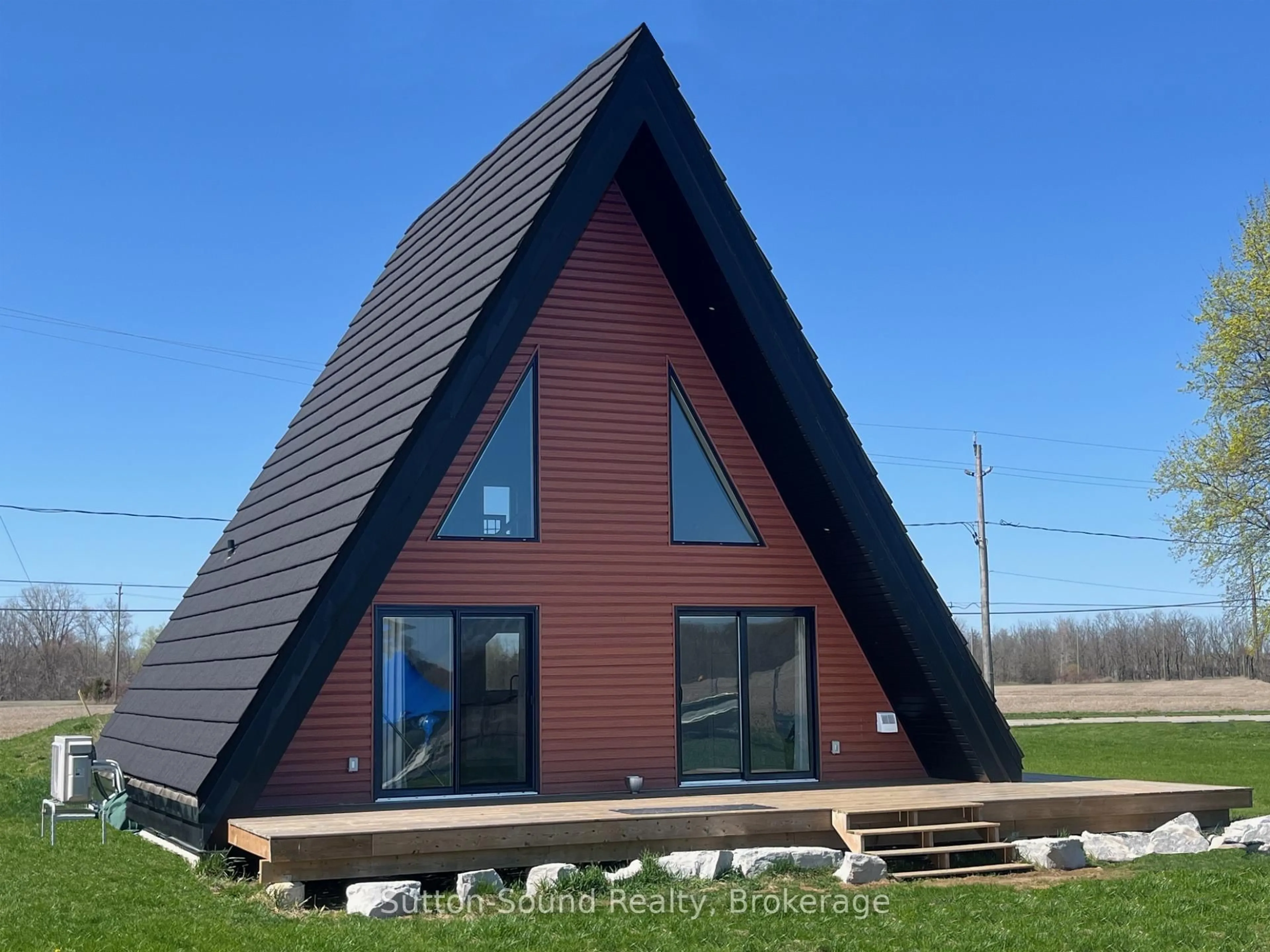 Home with vinyl exterior material, building for 18 Queen St, Norfolk Ontario N0E 1P0