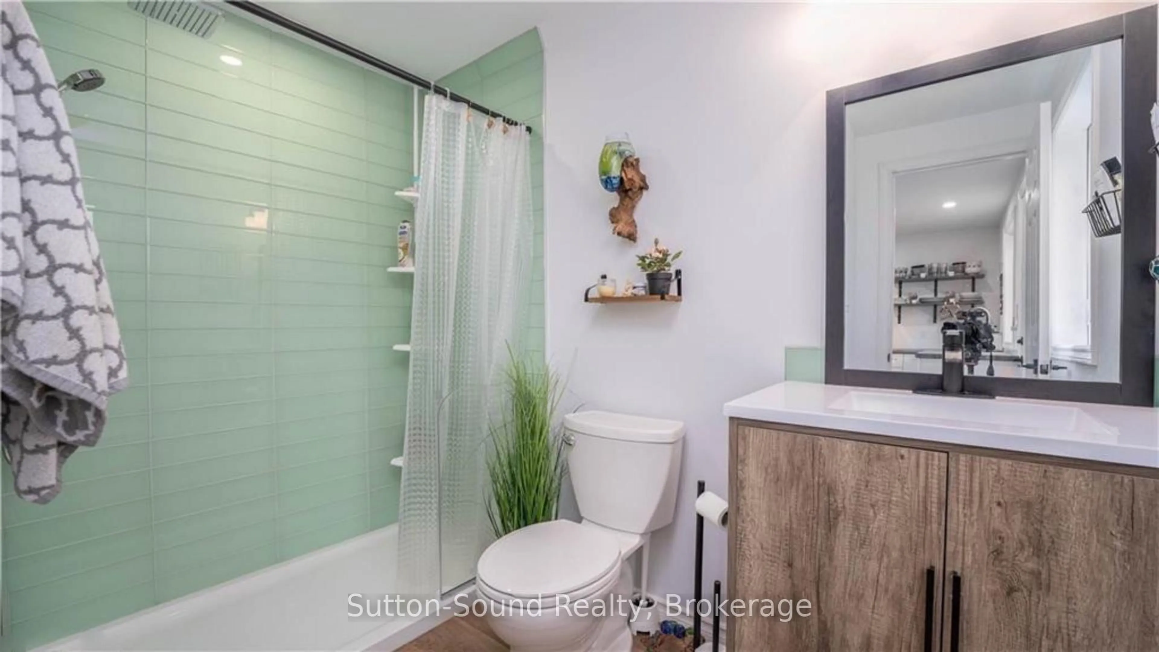 Standard bathroom, ceramic/tile floor for 18 Queen St, Norfolk Ontario N0E 1P0