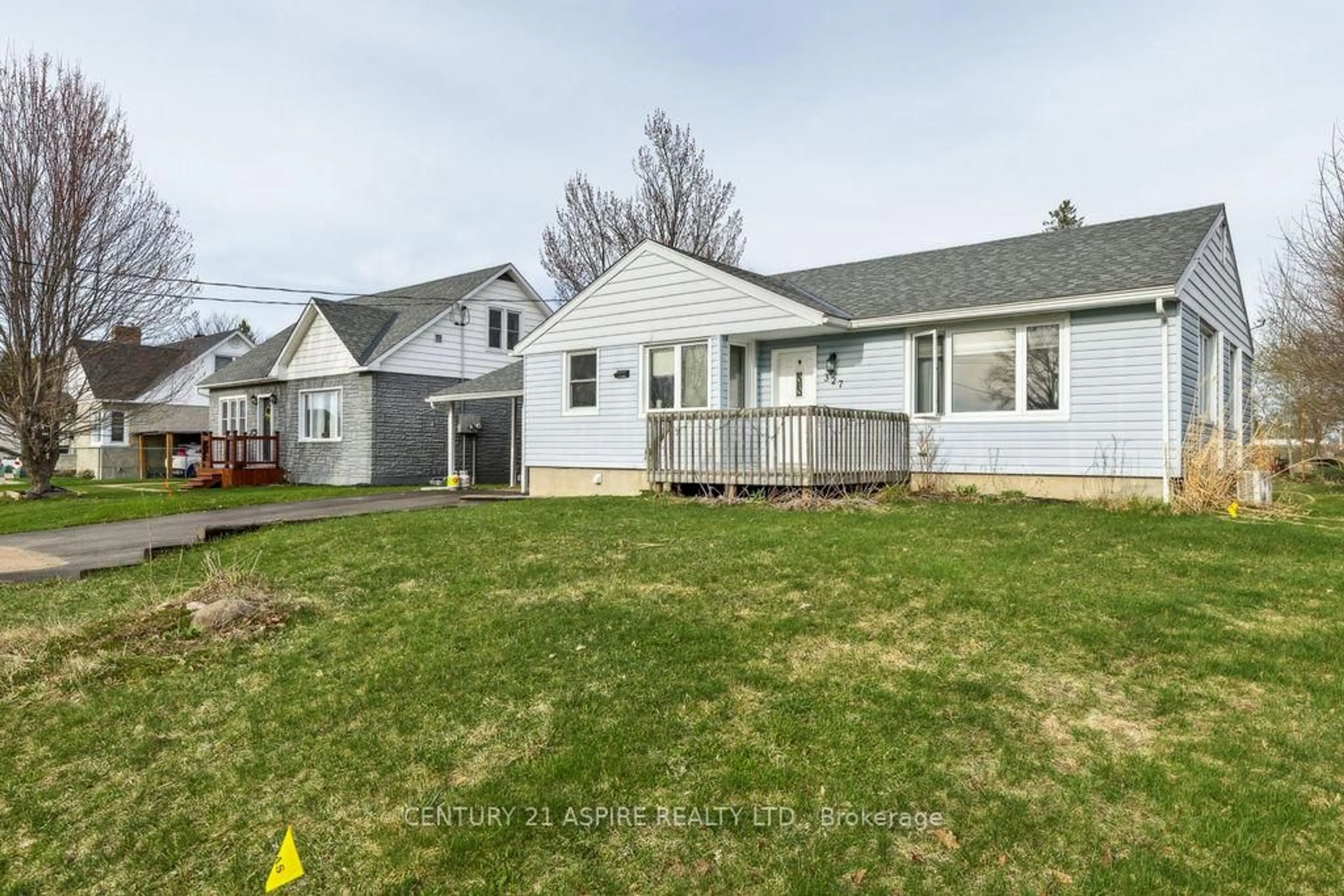 A pic from outside/outdoor area/front of a property/back of a property/a pic from drone, street for 327 Fraser St, Pembroke Ontario K8A 1Y3