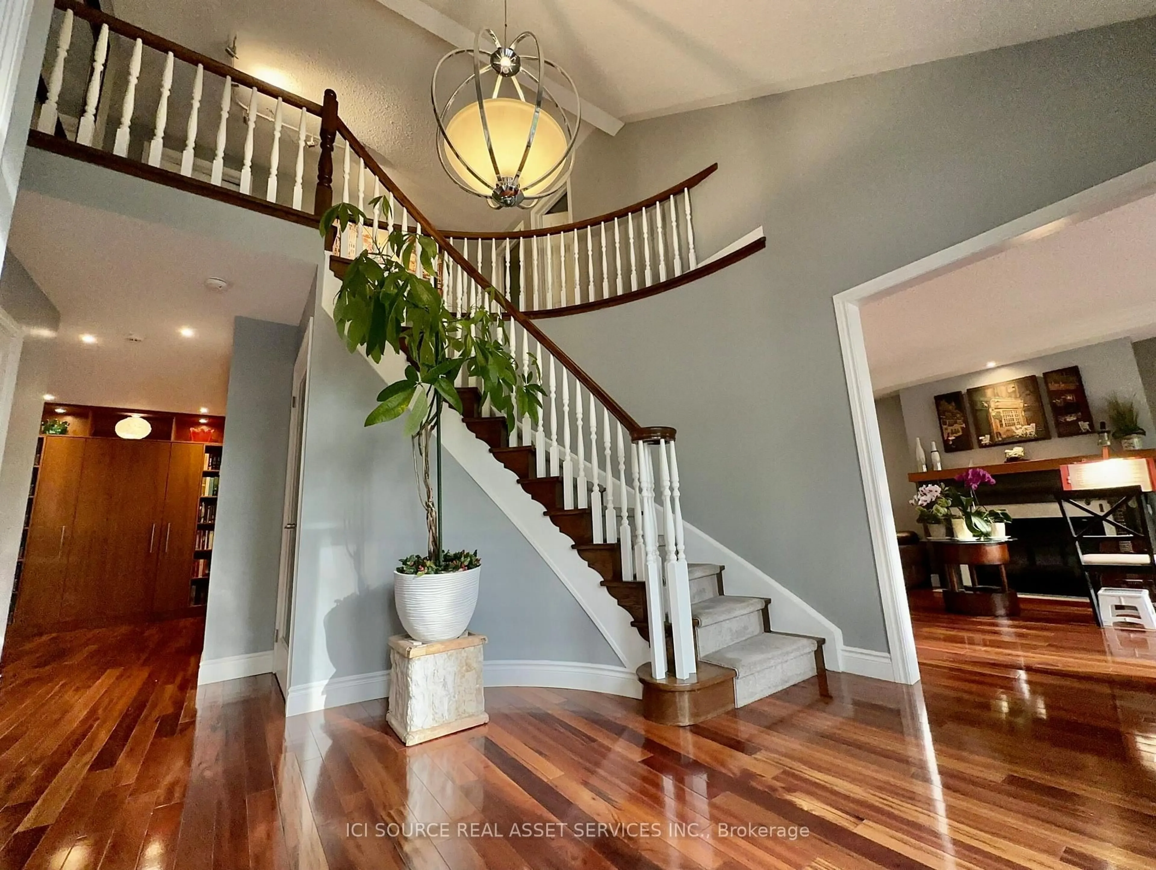 Indoor entryway for 350 Sarnia Rd, London North Ontario N6G 1N3
