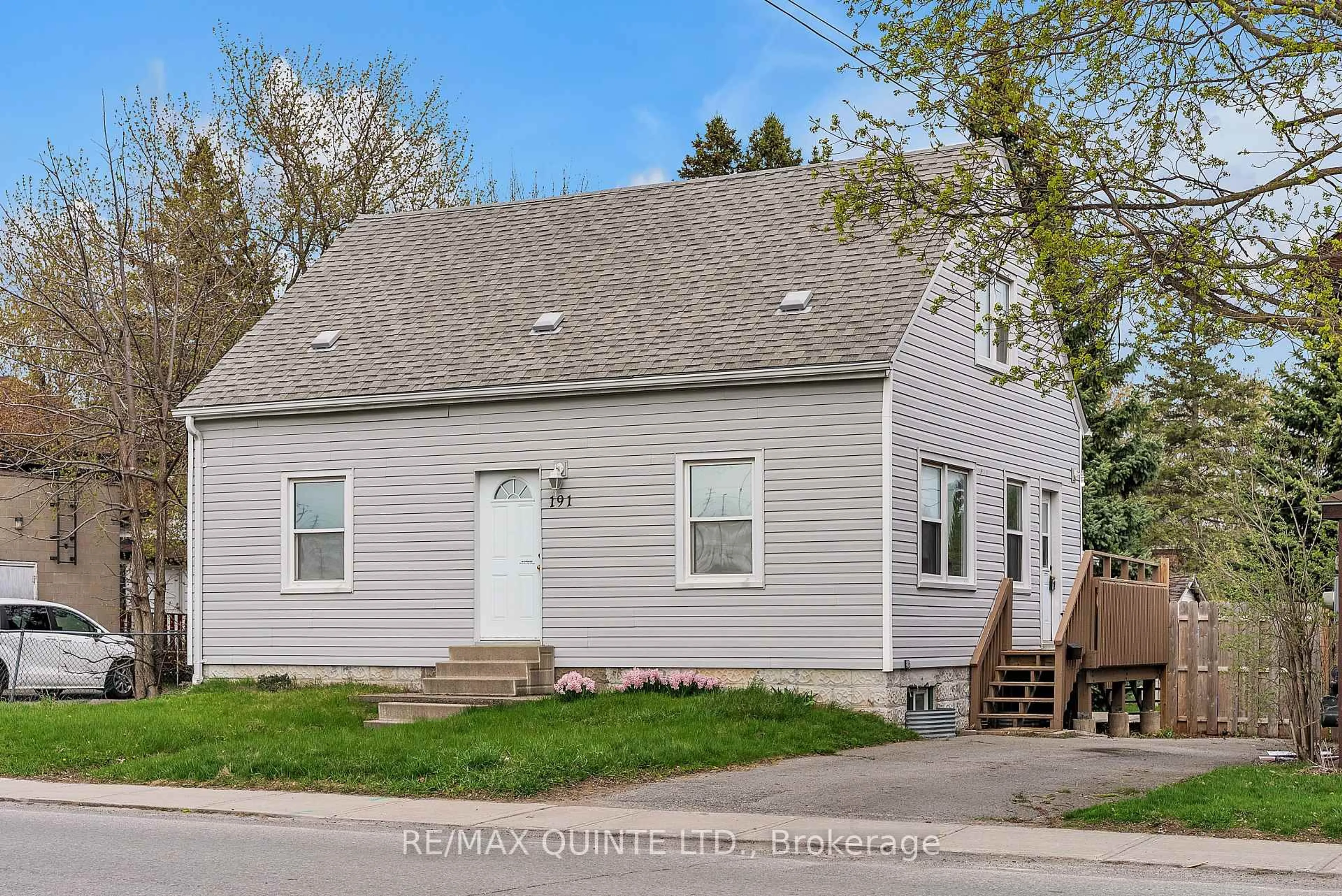 Home with vinyl exterior material, street for 191 Wellington St, Belleville Ontario K8P 3W9