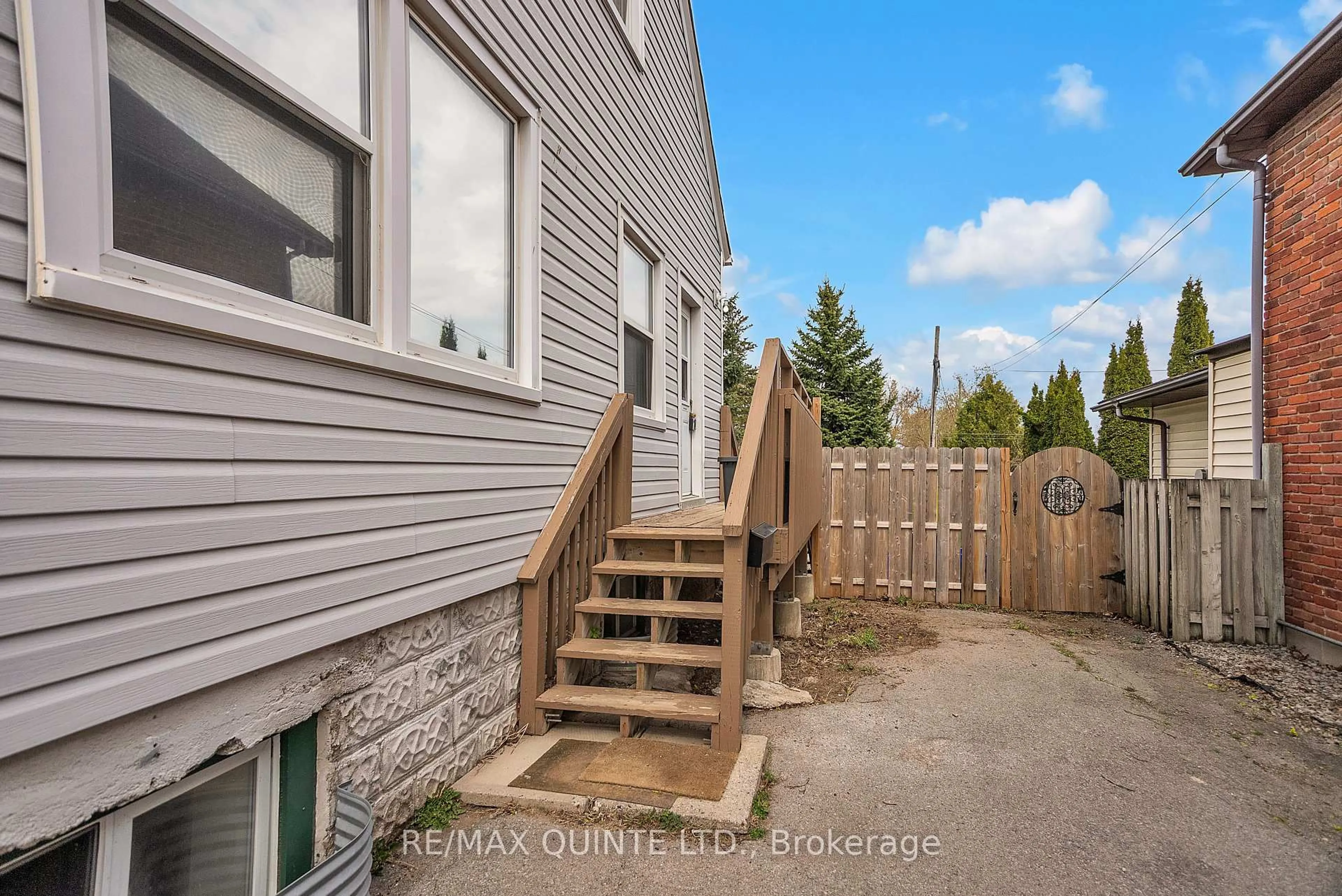 Patio, street for 191 Wellington St, Belleville Ontario K8P 3W9
