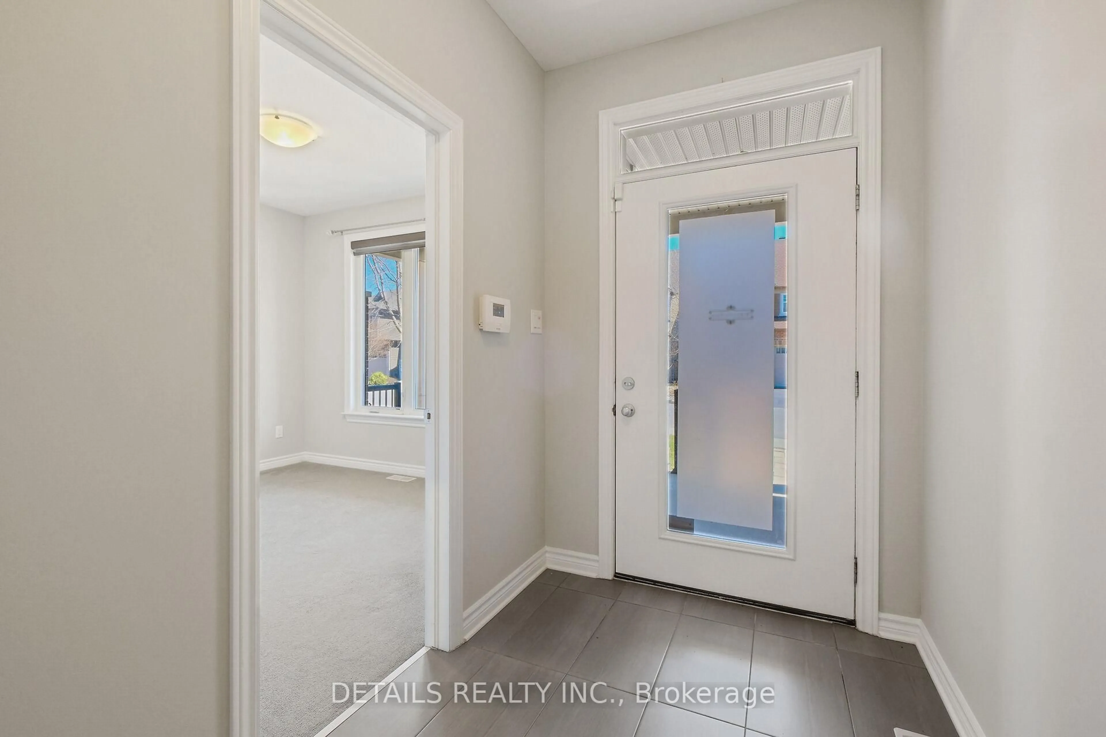 Indoor entryway for 313 Gracewood Cres, Ottawa Ontario K1T 0J7