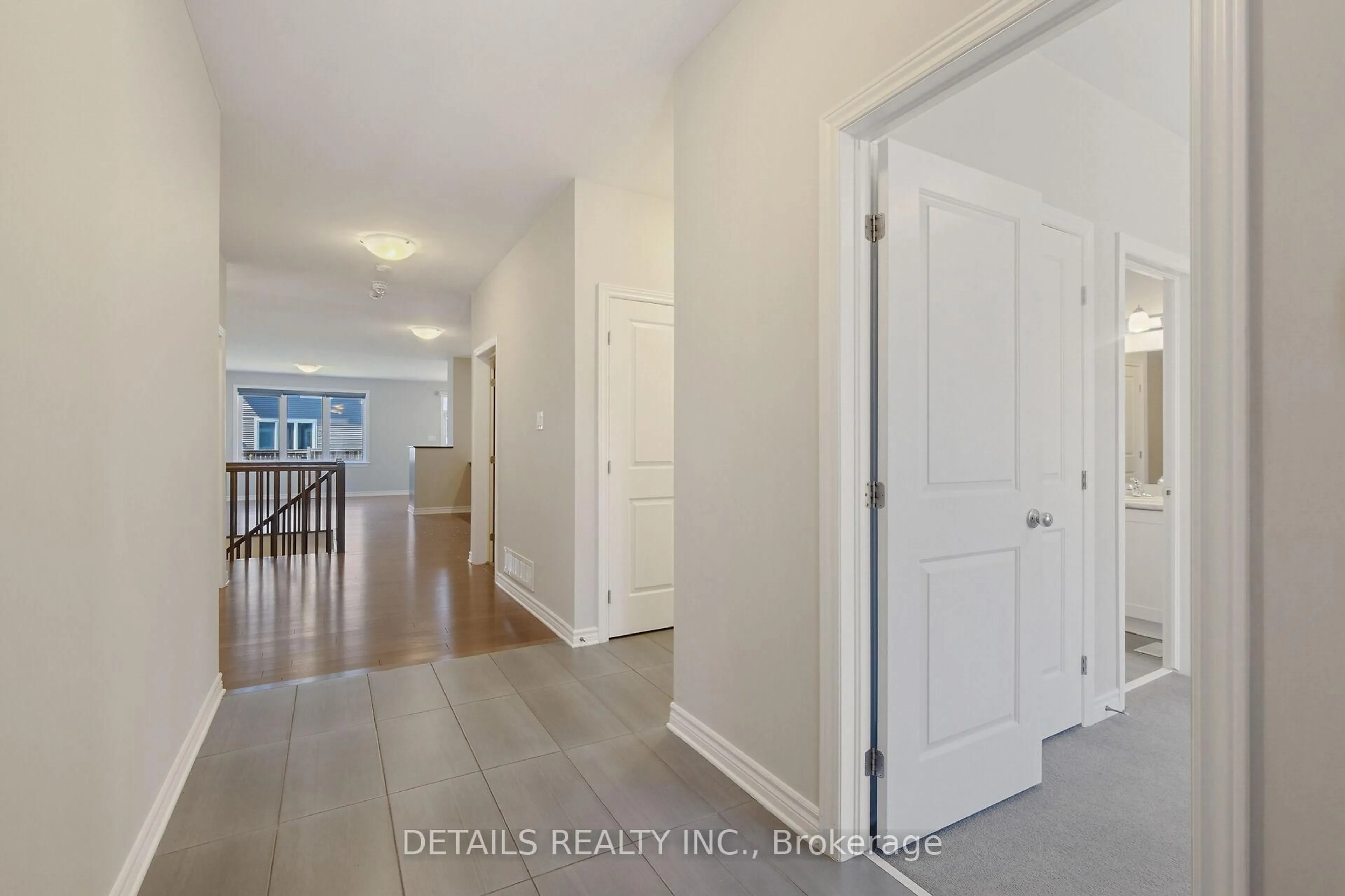 Indoor entryway for 313 Gracewood Cres, Ottawa Ontario K1T 0J7