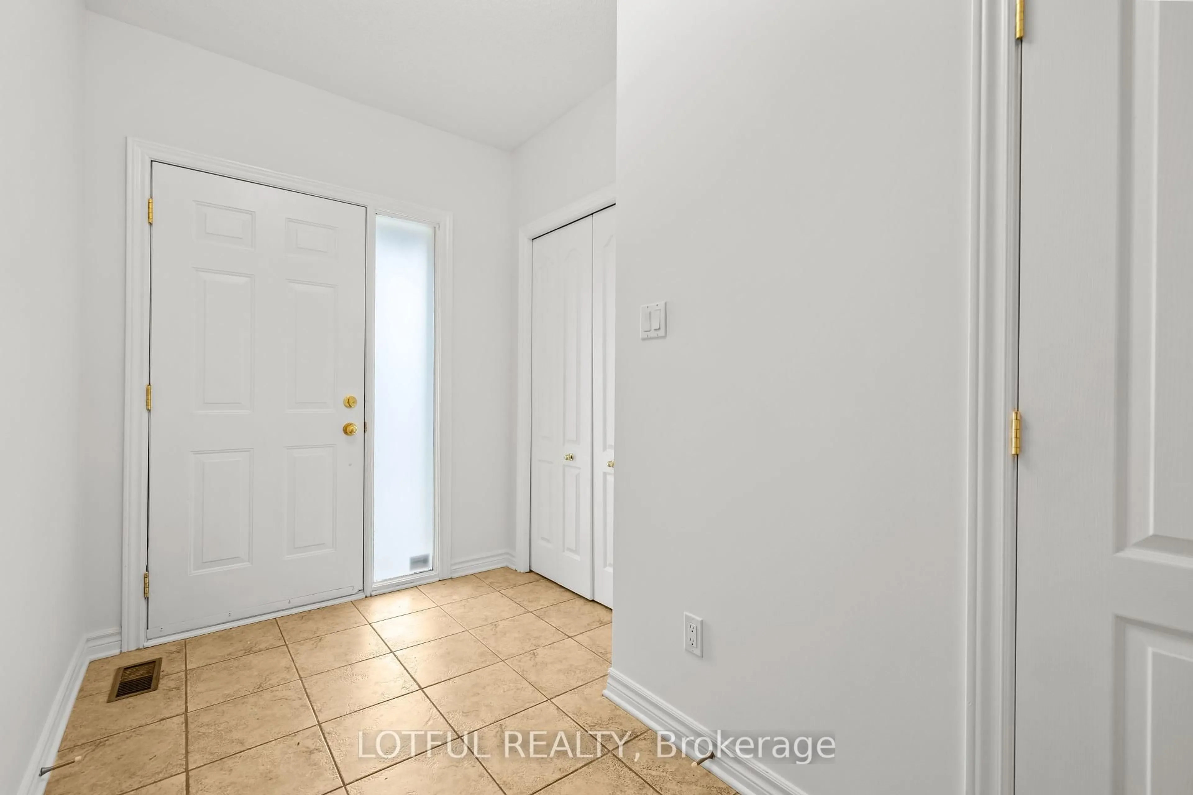 Indoor entryway for 212 Meadowlilly Rd, Ottawa Ontario K1T 4H1